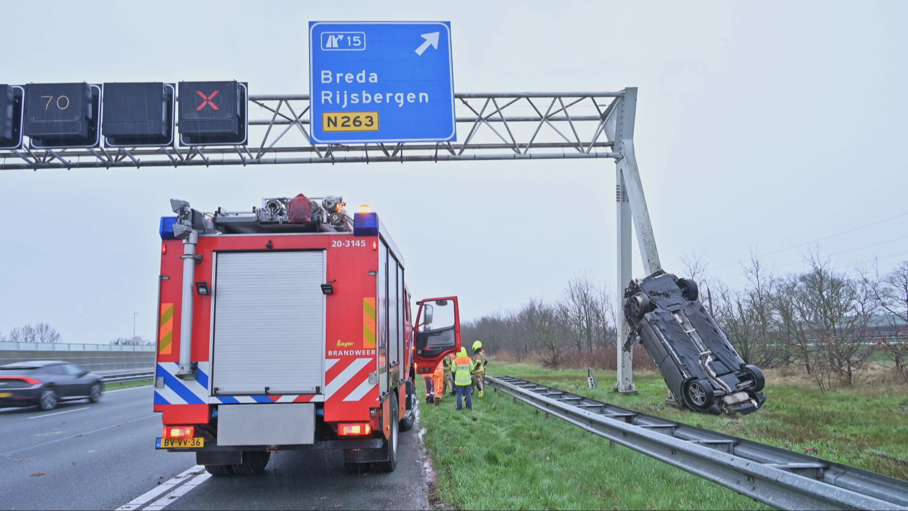 Opmerkelijk: auto rechtop tegen verkeerspaal A16 na crash 
