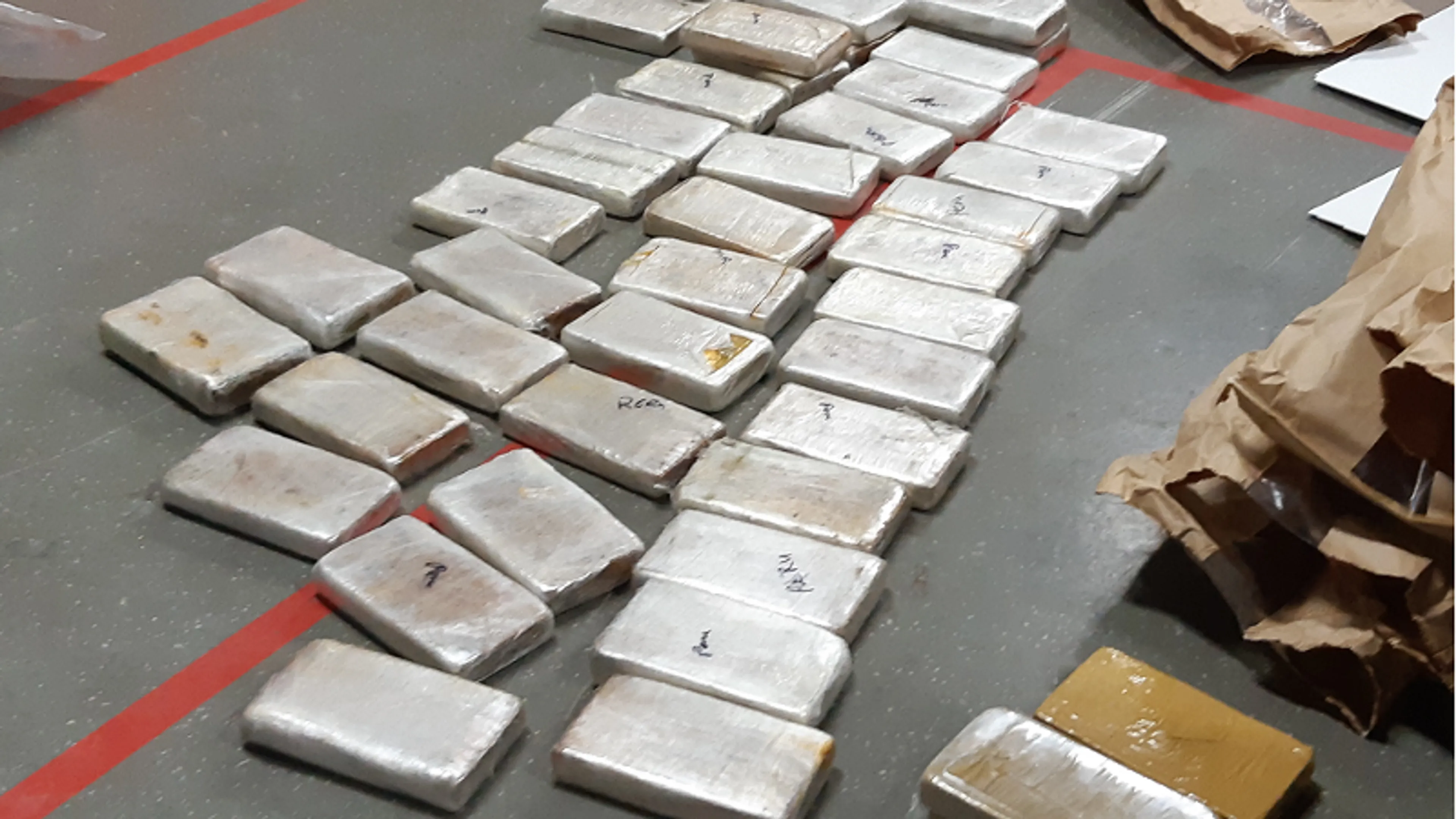 Man (28) aangehouden met 1,5 miljoen euro cash en 82 kilo cocaïne