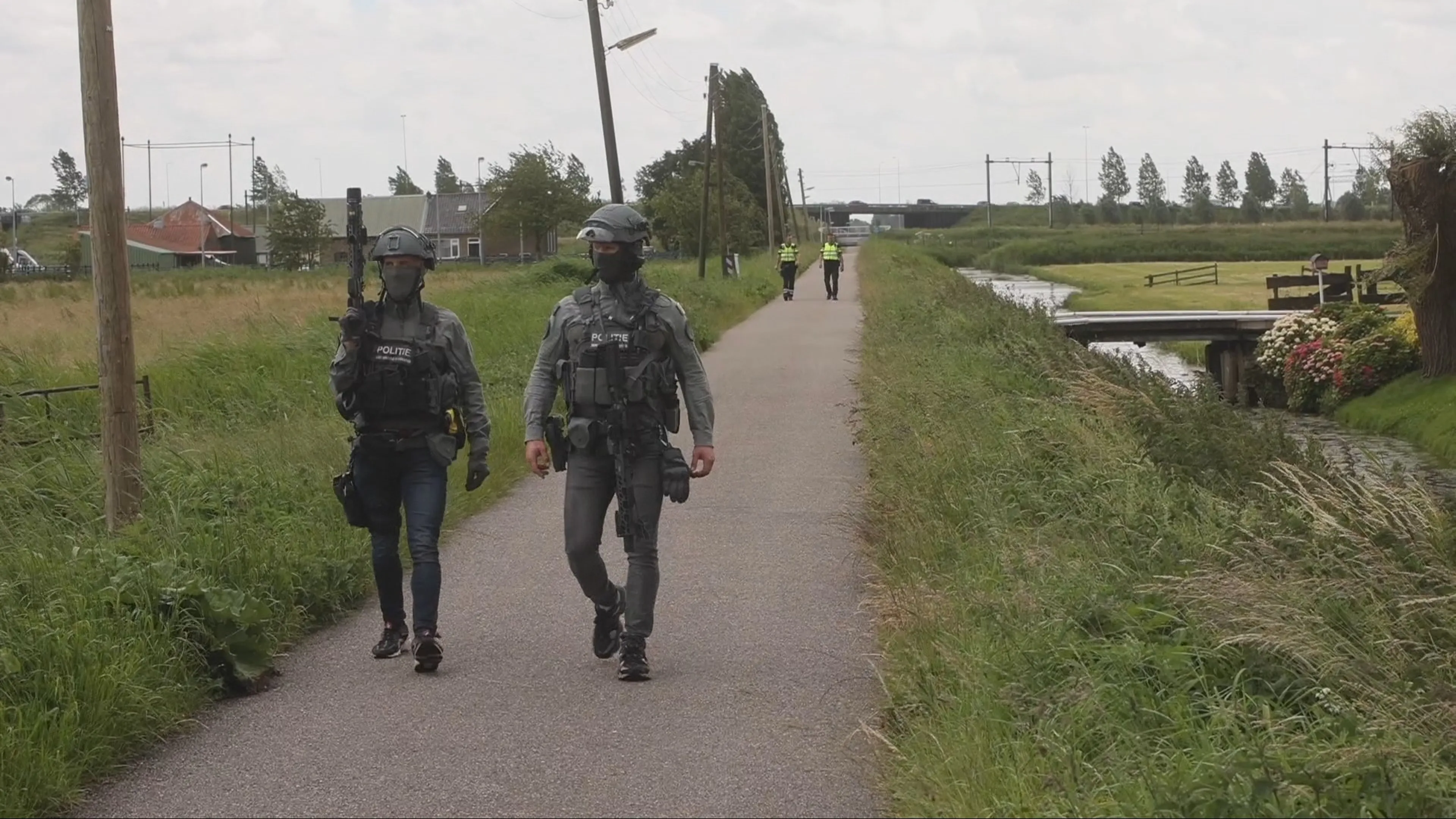 Politie zoekt in weiland naar vuurwapengevaarlijke verdachten na schietpartij