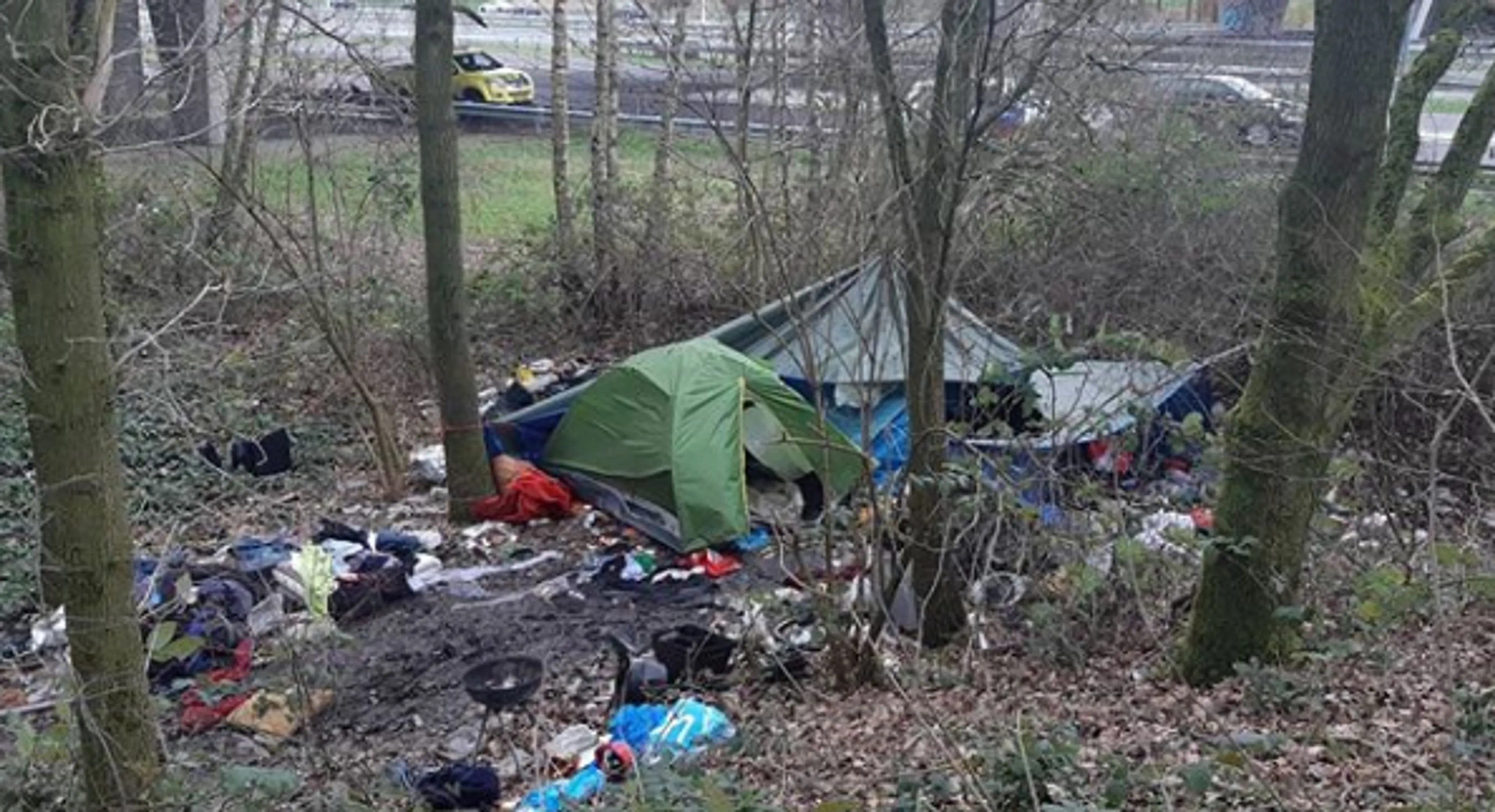 Politie ruimt tentenkamp langs A27 met 'ontzettend veel afval en mensenpoep'