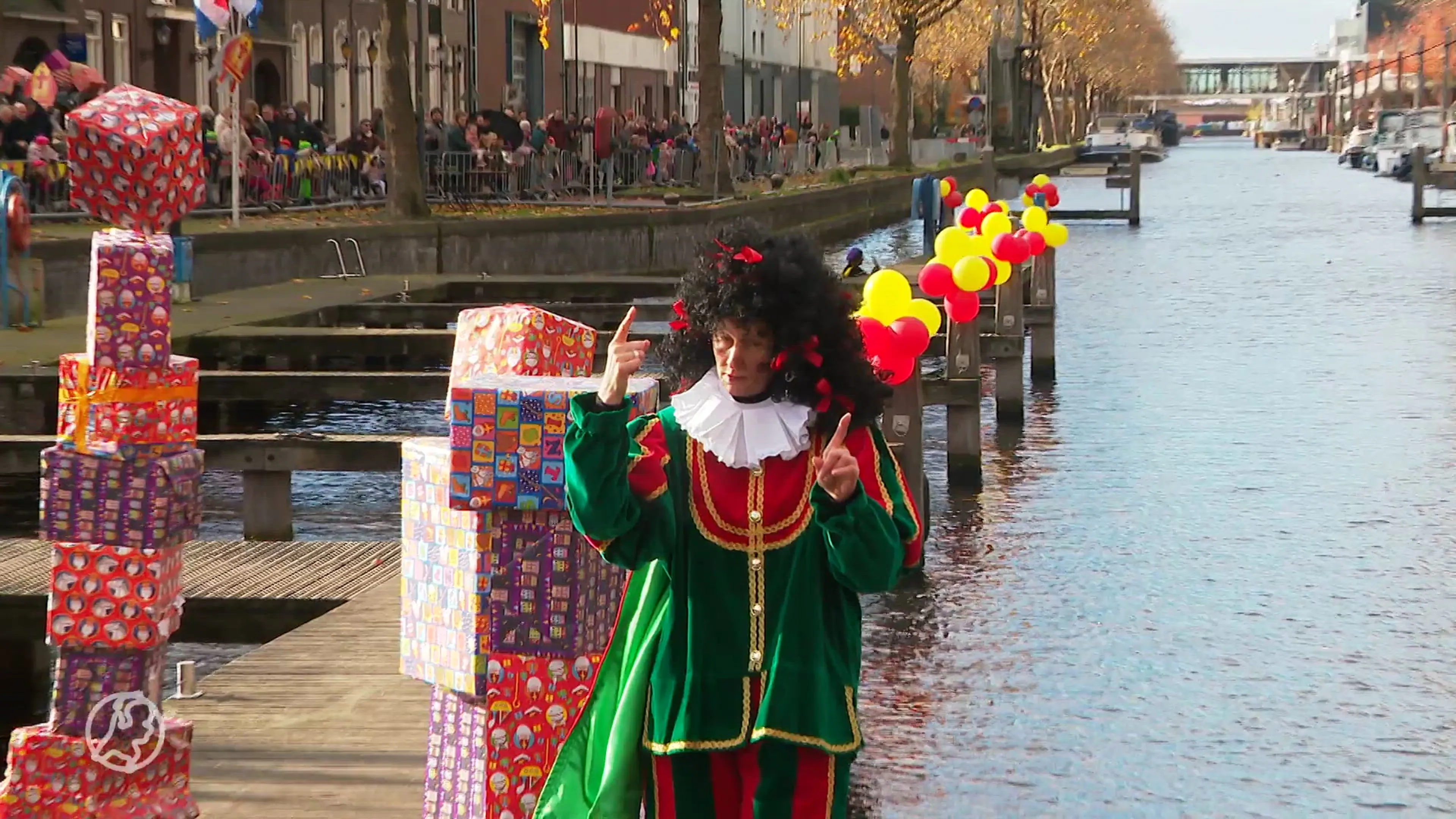 Slechthorende kinderen genieten van de Sinterklaasintocht in Veghel met Doventolkpiet: 'Echt top'