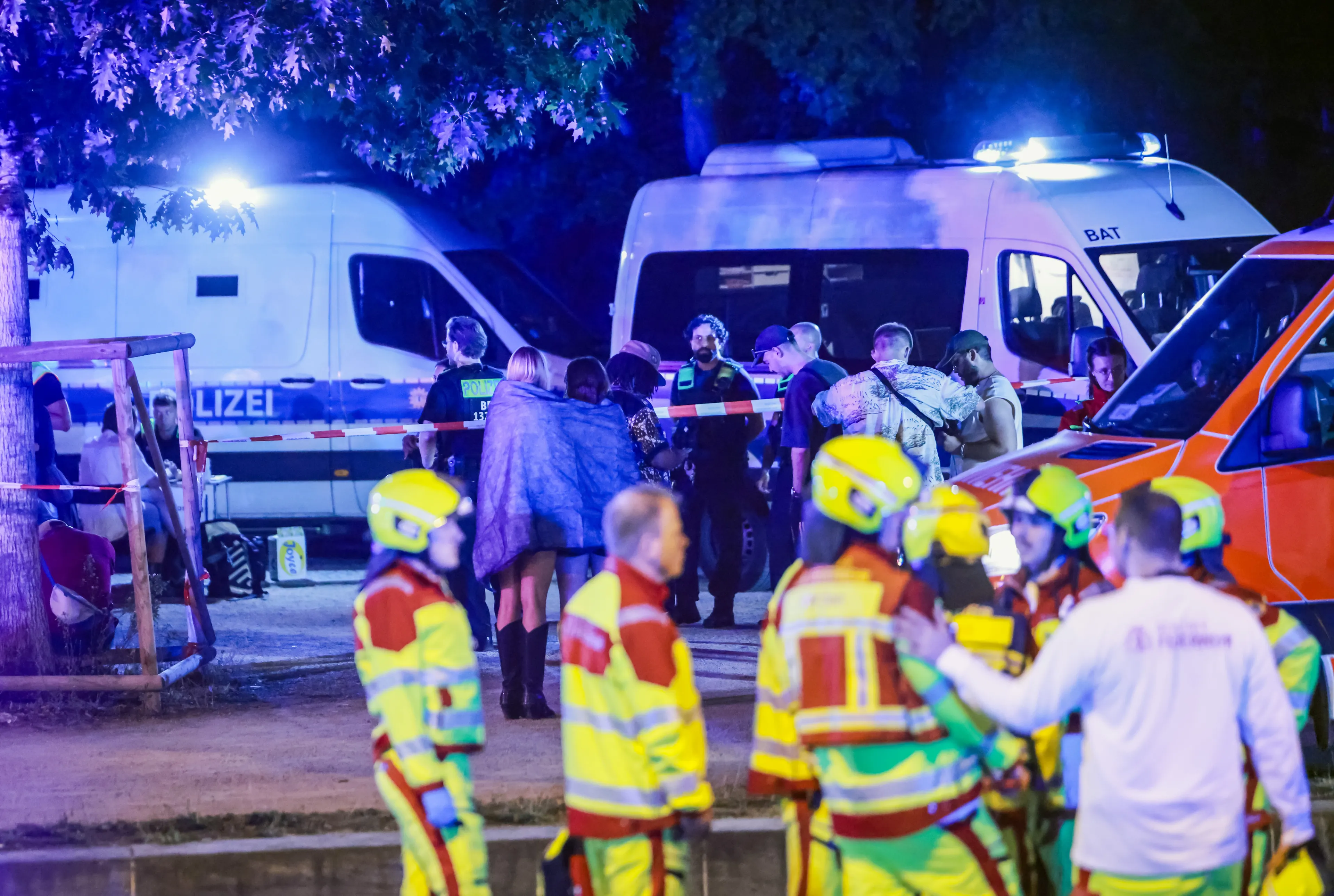Bestelbus rijdt in op mensen bij Pride Berlijn: zeker een dode en 16 gewonden