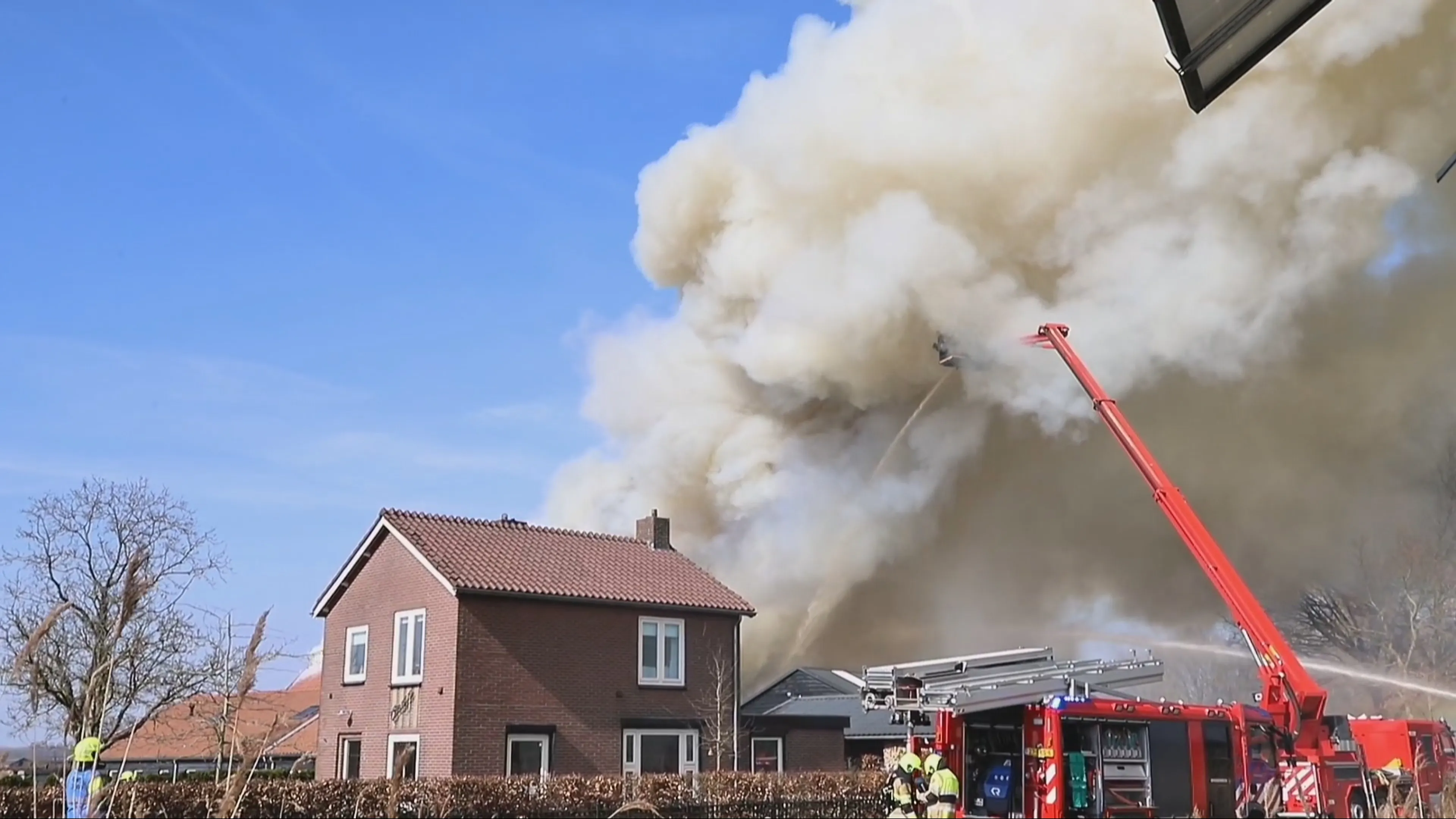 Vlammen uit dak in zorginstelling Tricht, alle cliënten op tijd in veiligheid