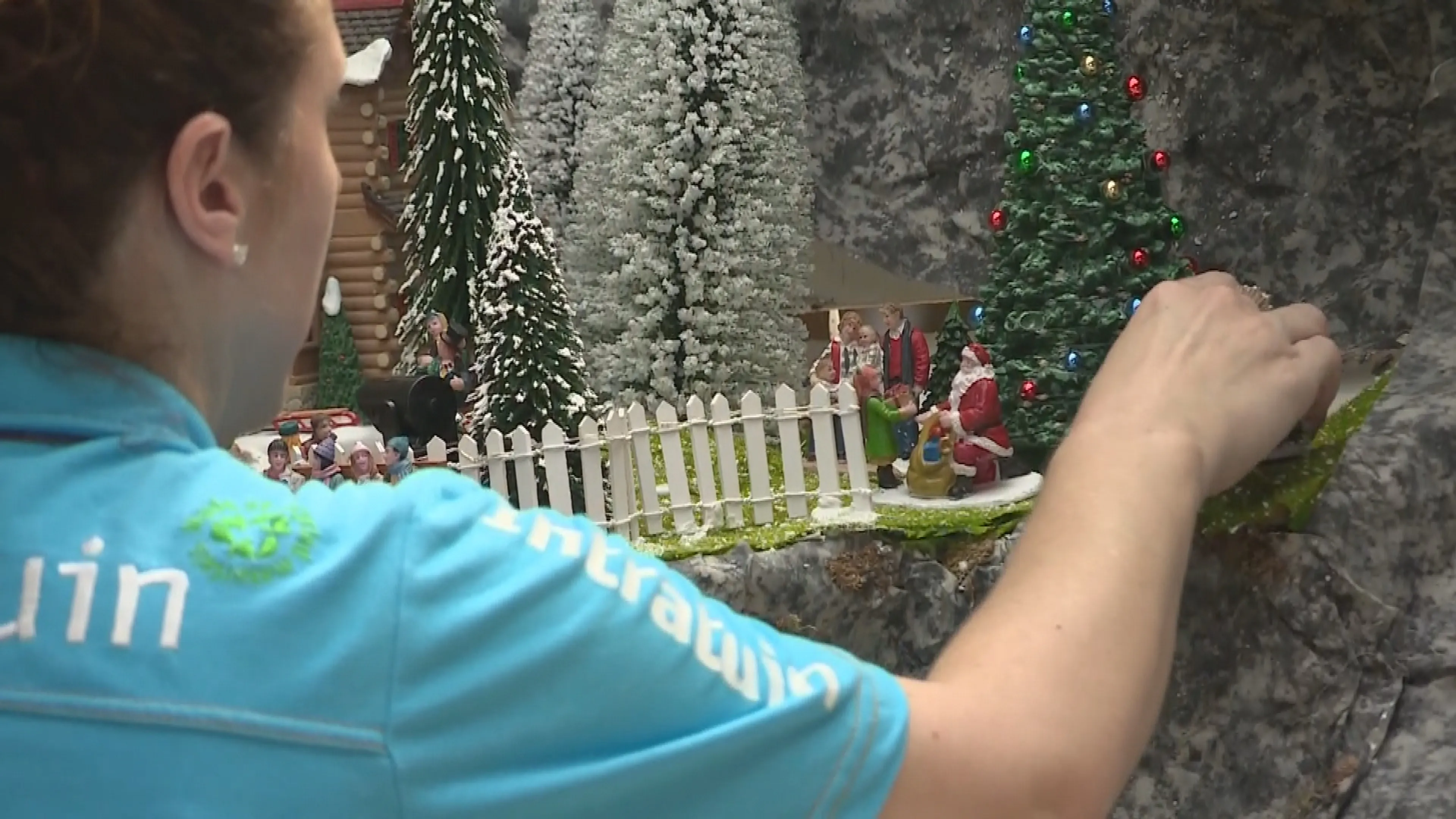 Buiten is het 30 graden, maar bij deze Intratuin wordt kerstshow al opgezet