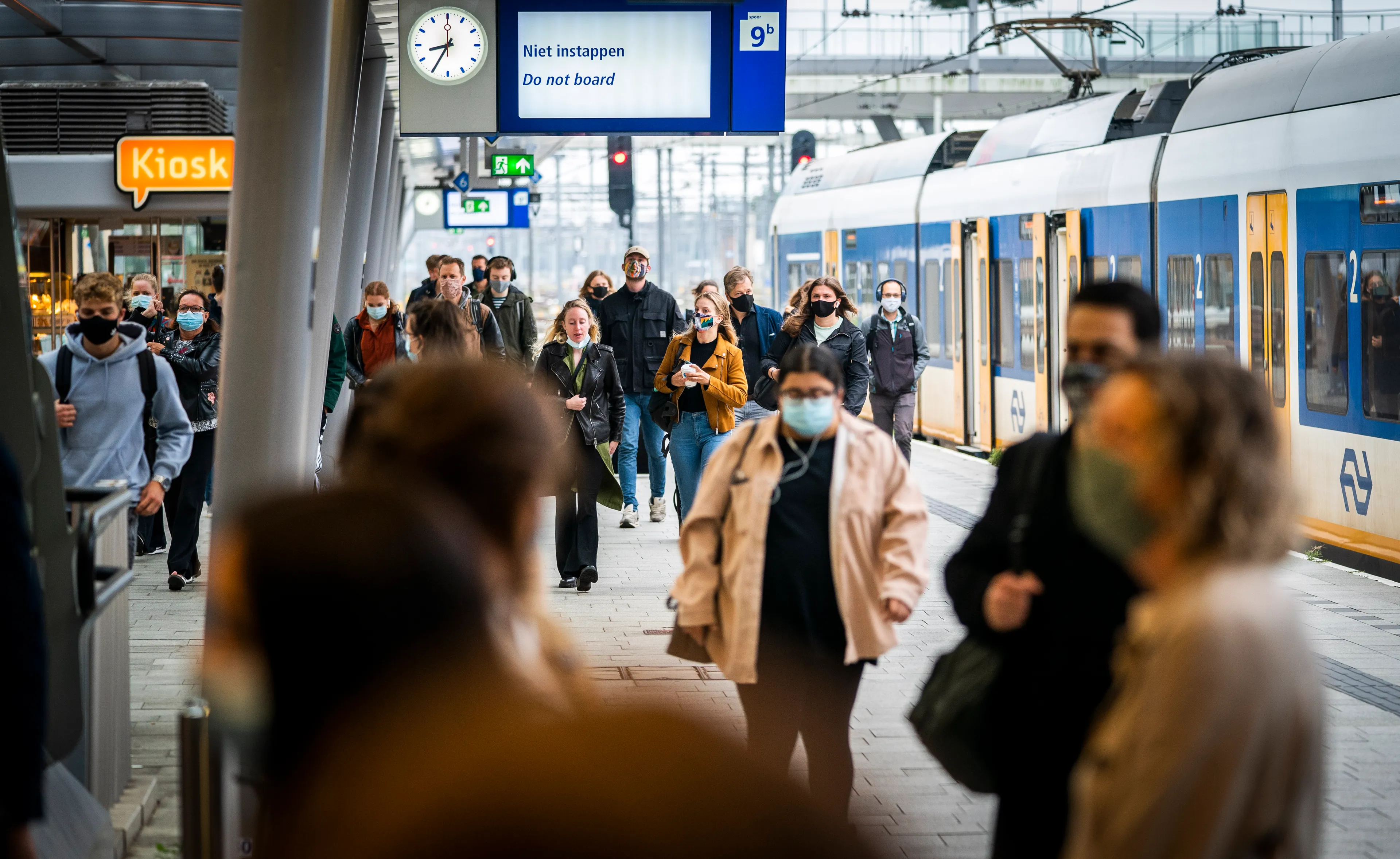 Politie zoekt man met tattoo in gezicht voor aanranden vrouw (19) in trein