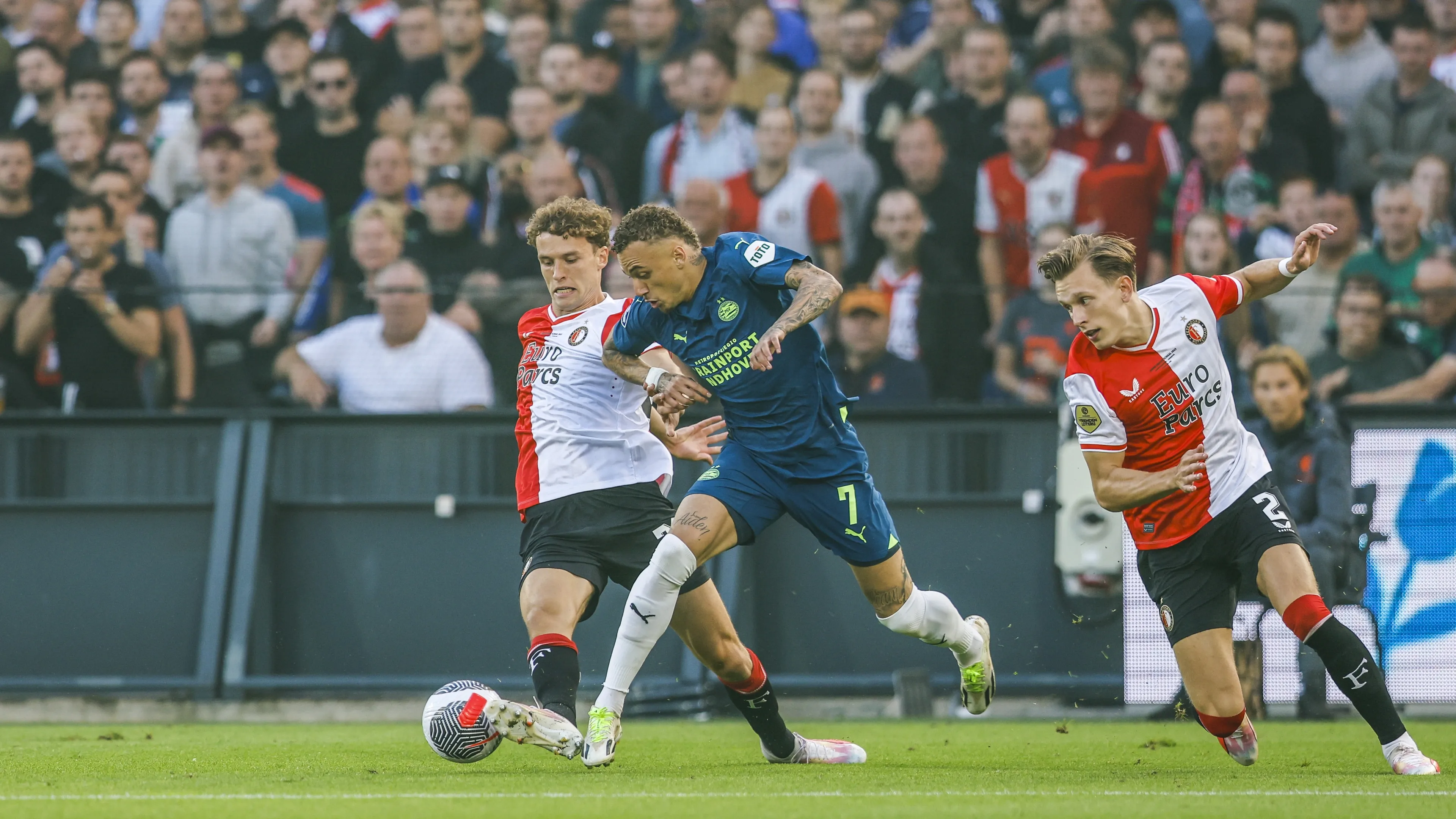 PSV verslaat Feyenoord en pakt Johan Cruijff Schaal