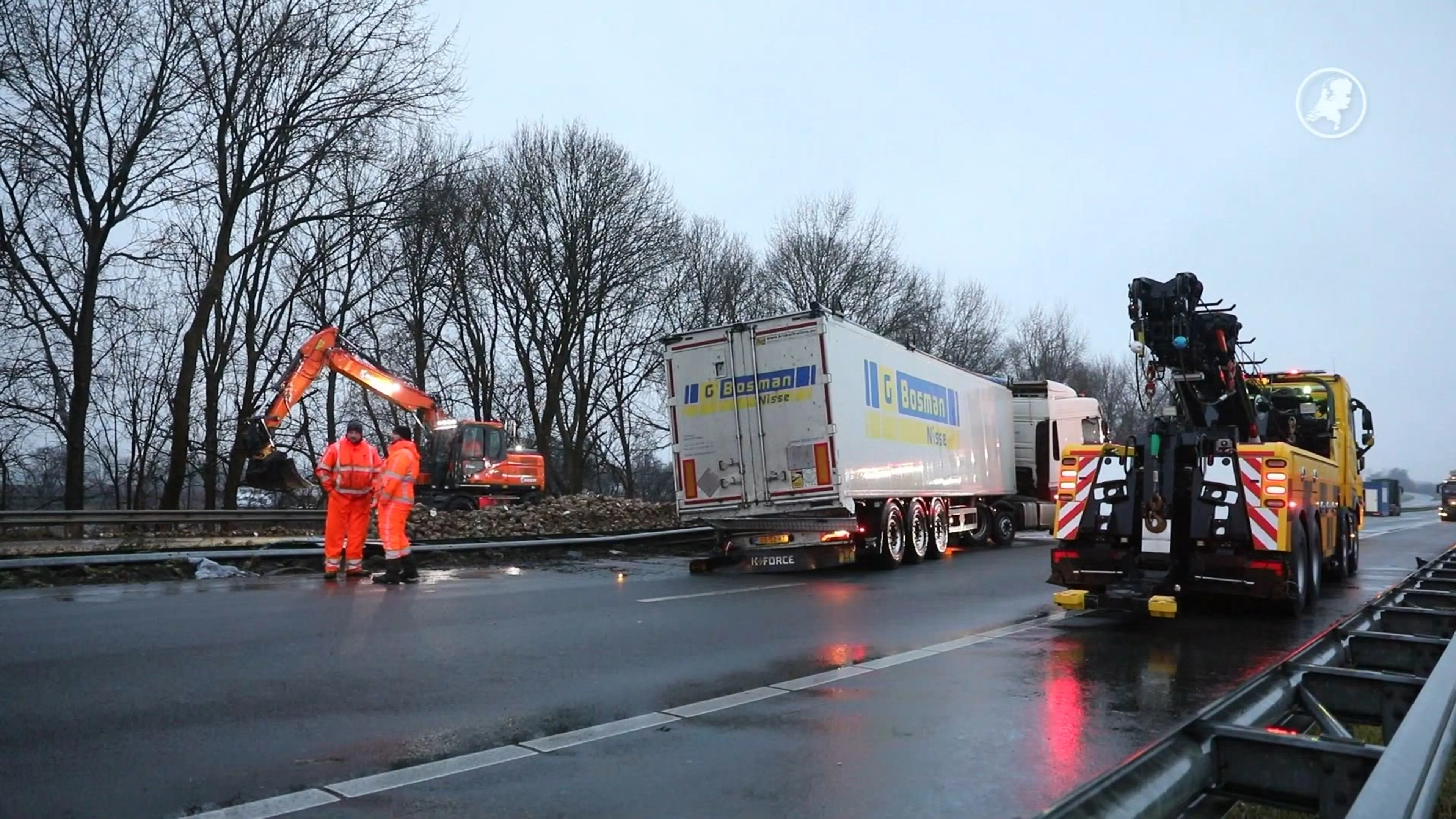 A17 dicht om gekantelde vrachtwagen met bieten