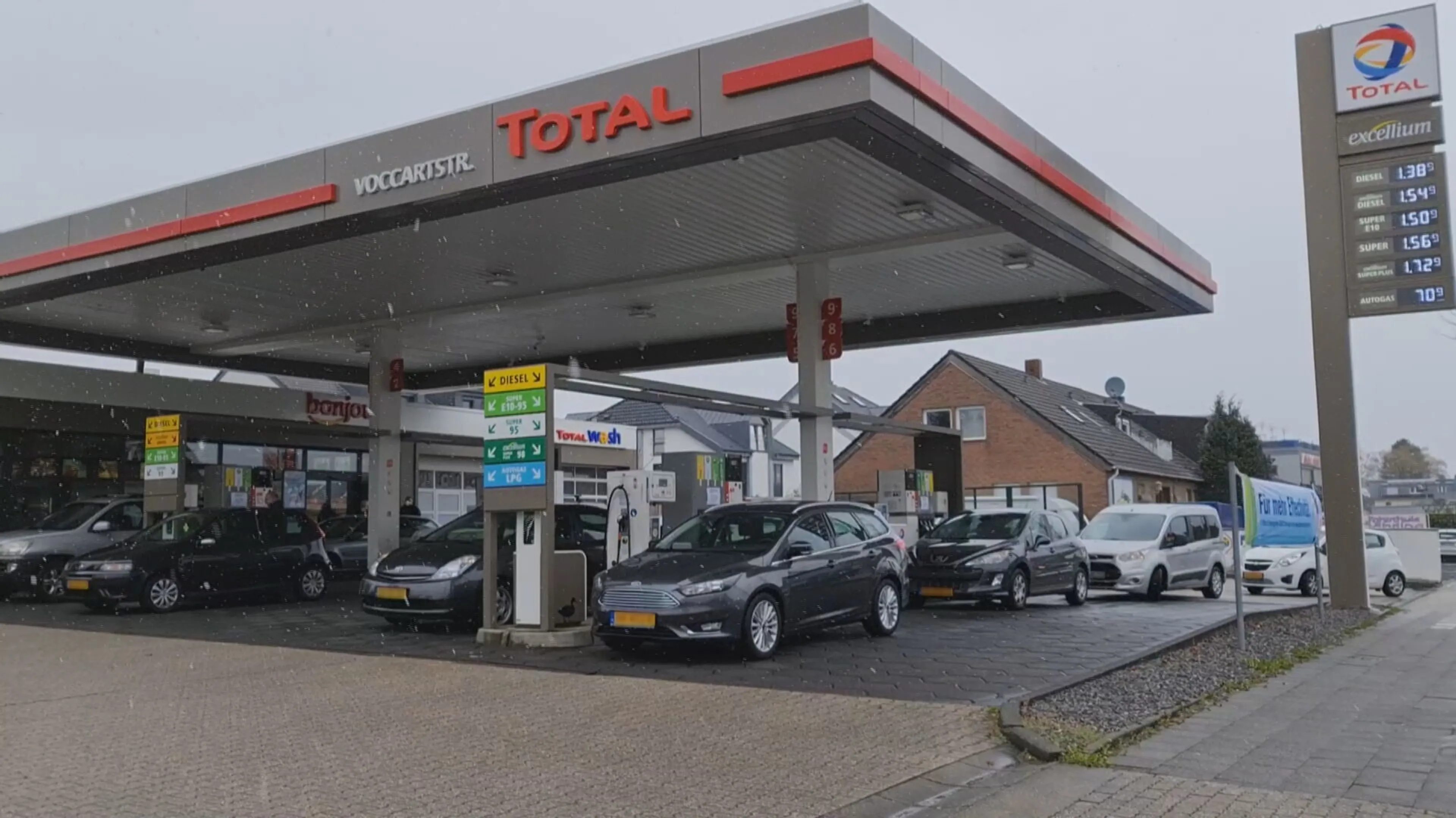 Nederlanders massaal de Duitse grens over om goedkoop te tanken: 'Nu kan het nog'