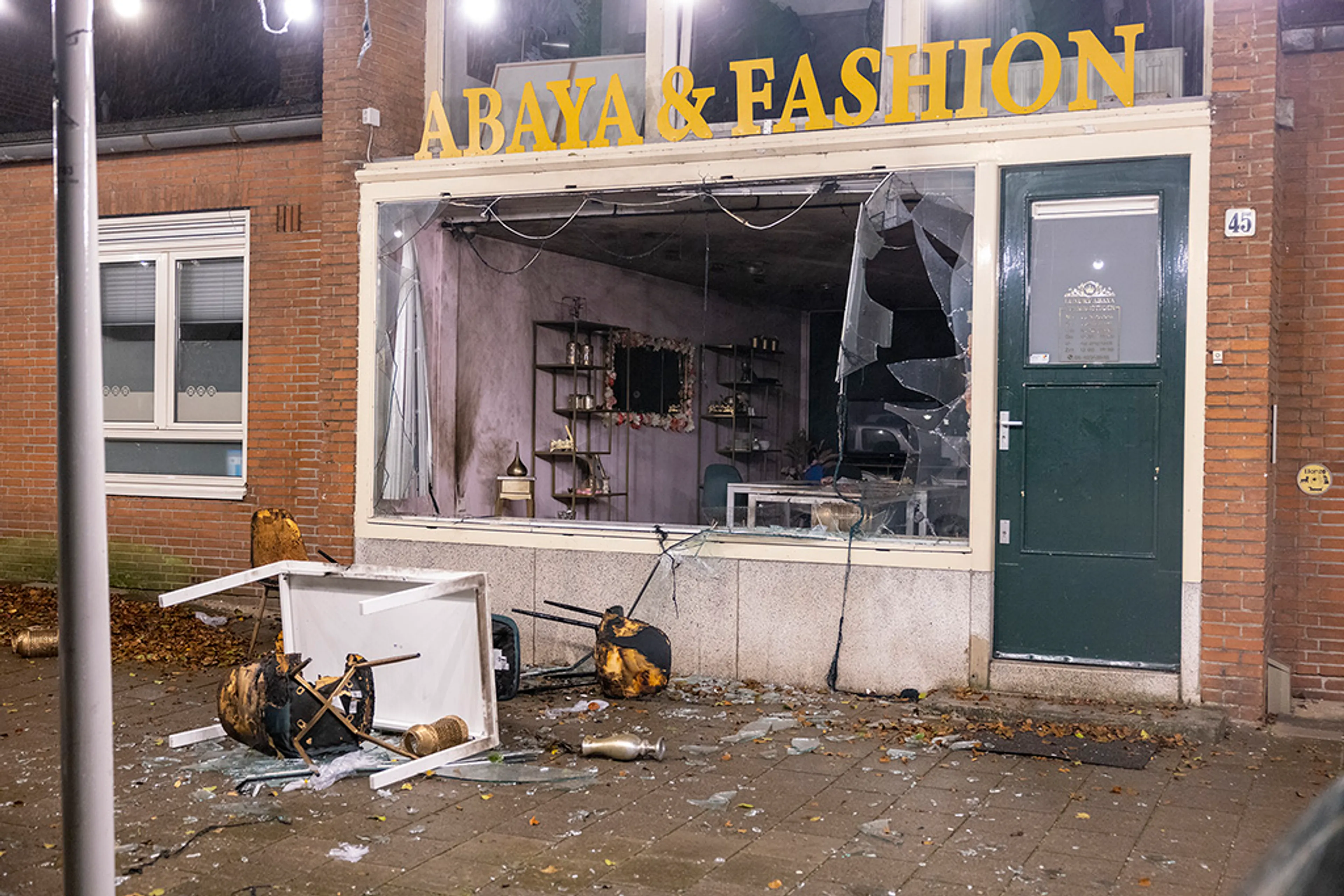 Ruiten vernield en meubels naar buiten geblazen bij twee explosies in Amsterdam