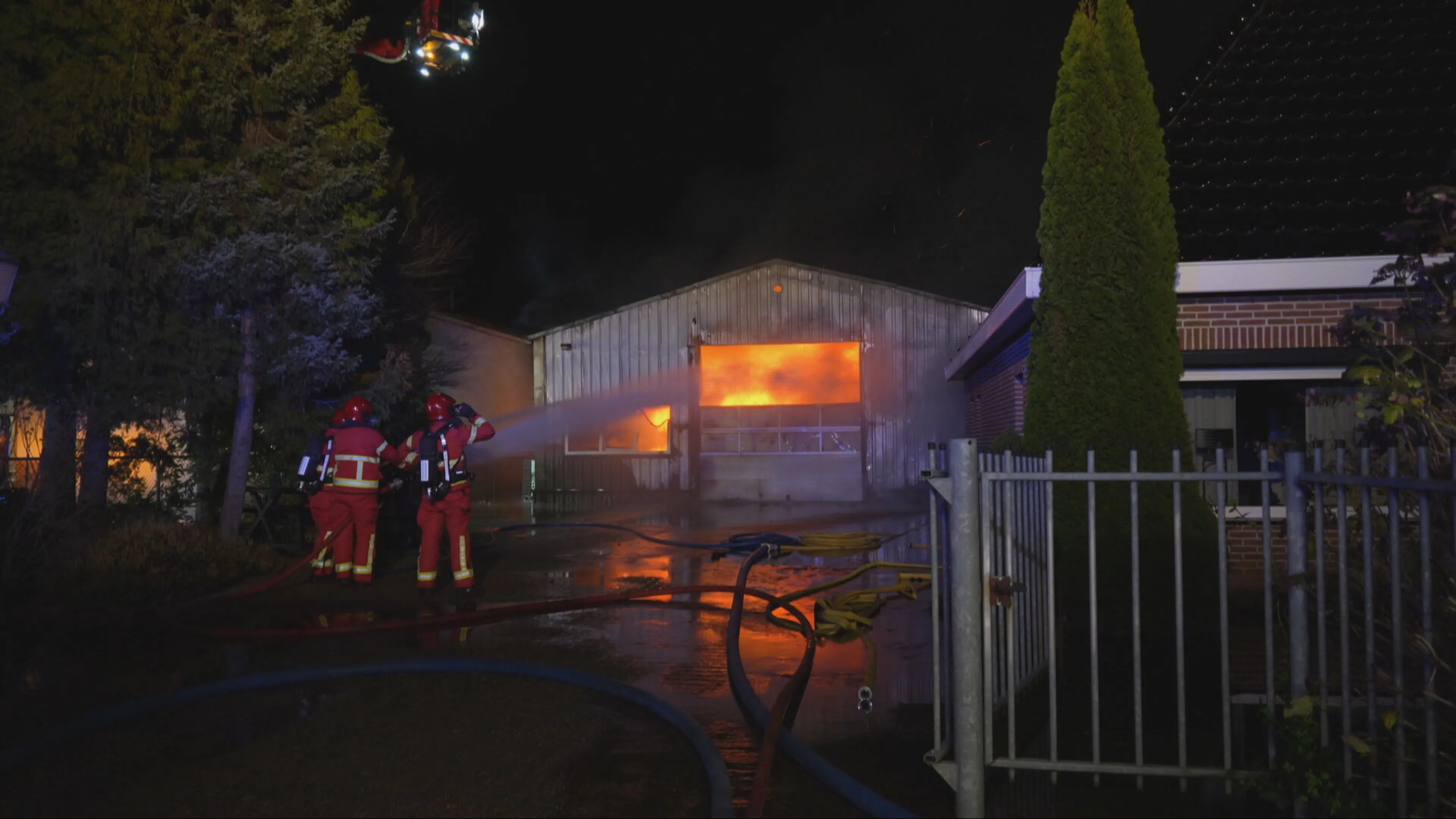 NL-Alert om veel rook bij grote grote brand in loods 