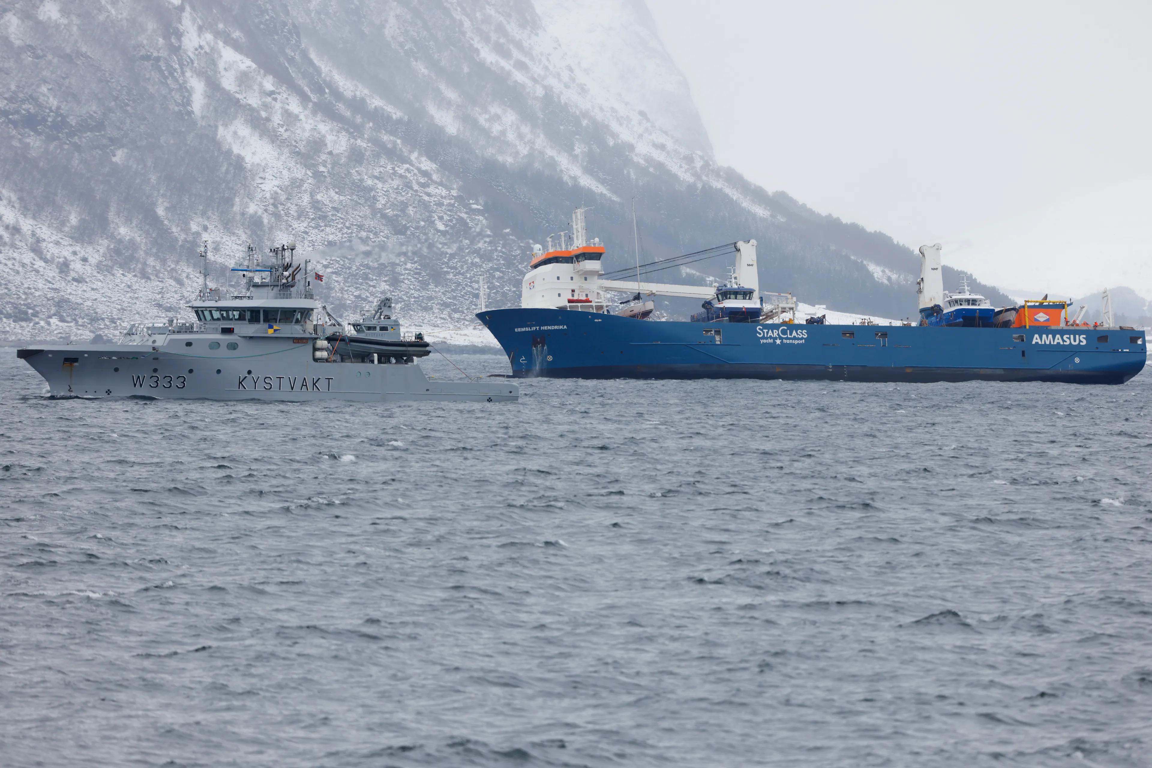 Boskalis legt eerder stuurloos schip, Eemslift Hendrika, in haven 