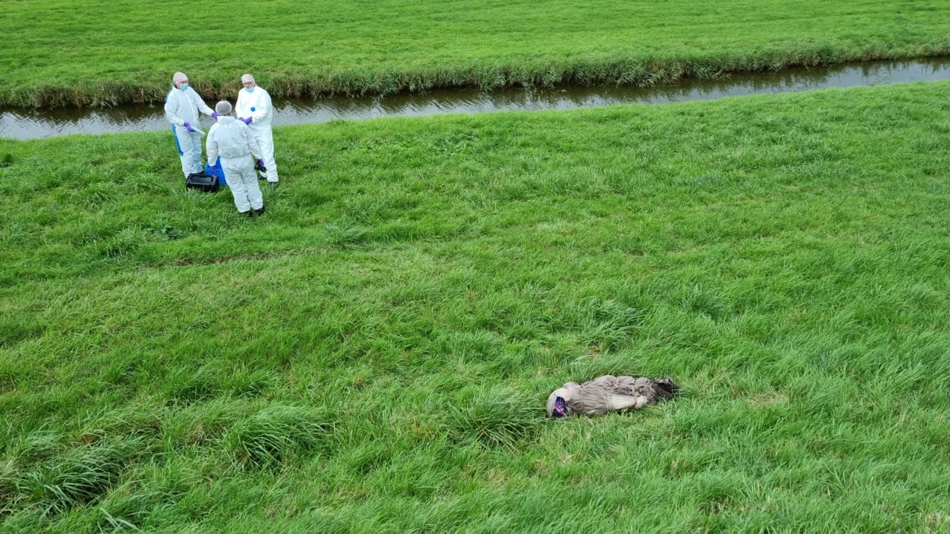 Overleden hond gedumpt in zak langs het water in Assendelft