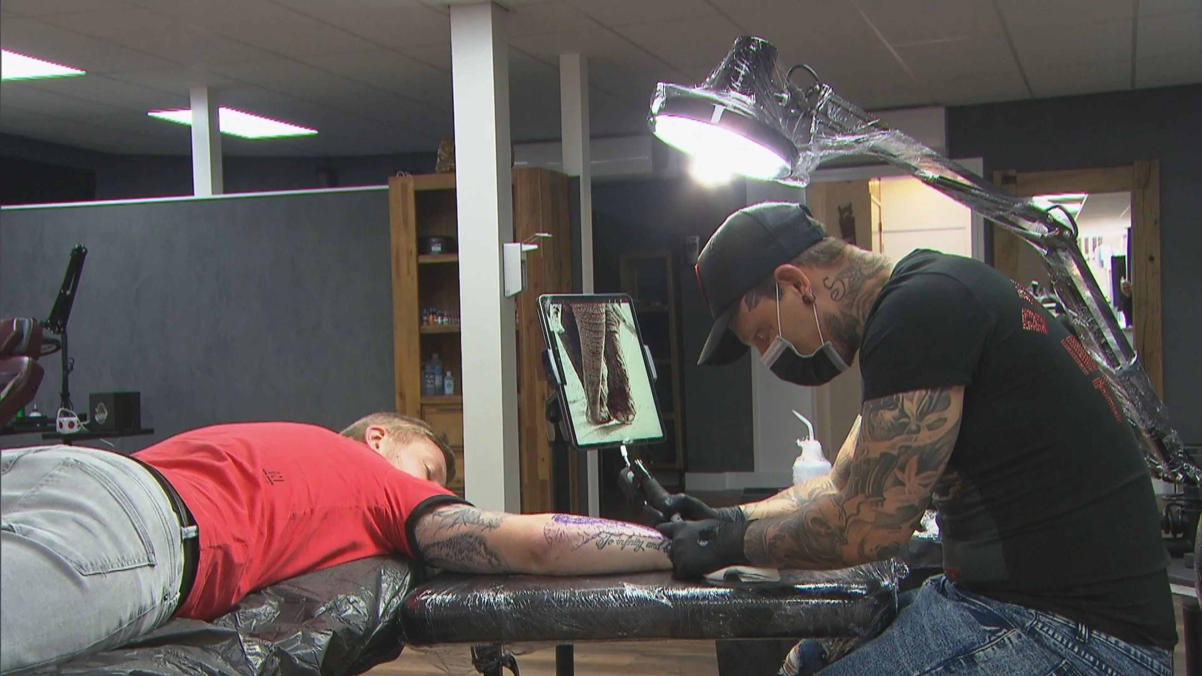 Tattoo-artist Michael kan eindelijk de tattoo van Björn afmaken