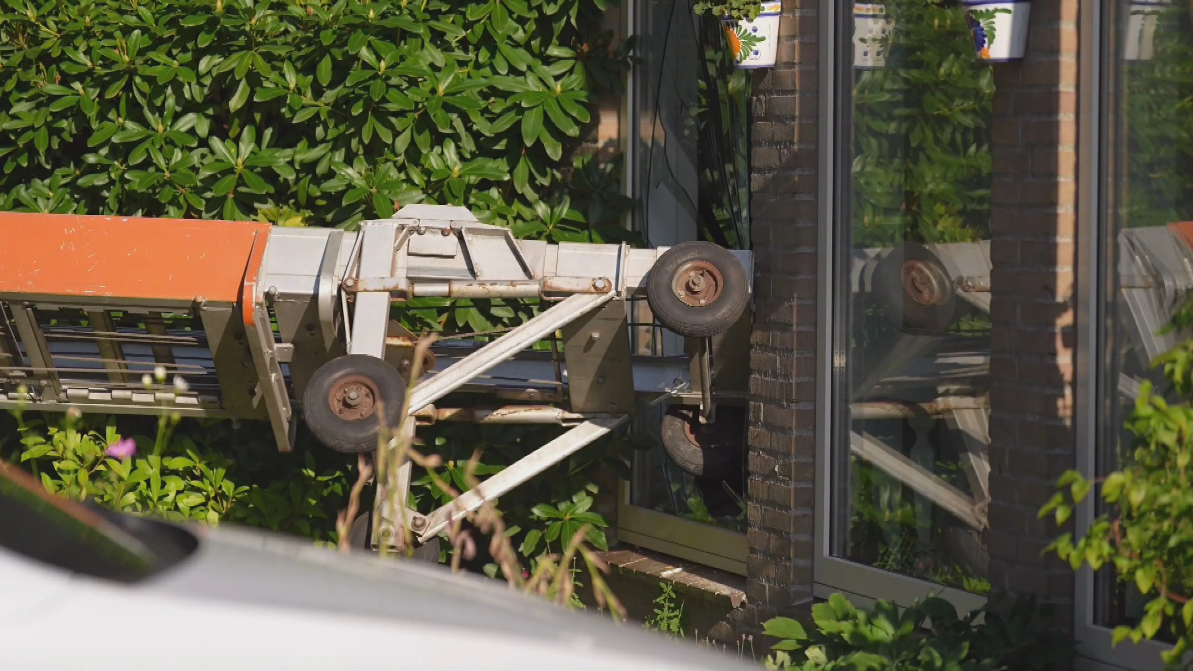 Foutje bedankt: verhuislift valt om en tikt raam kapot in Eindhoven