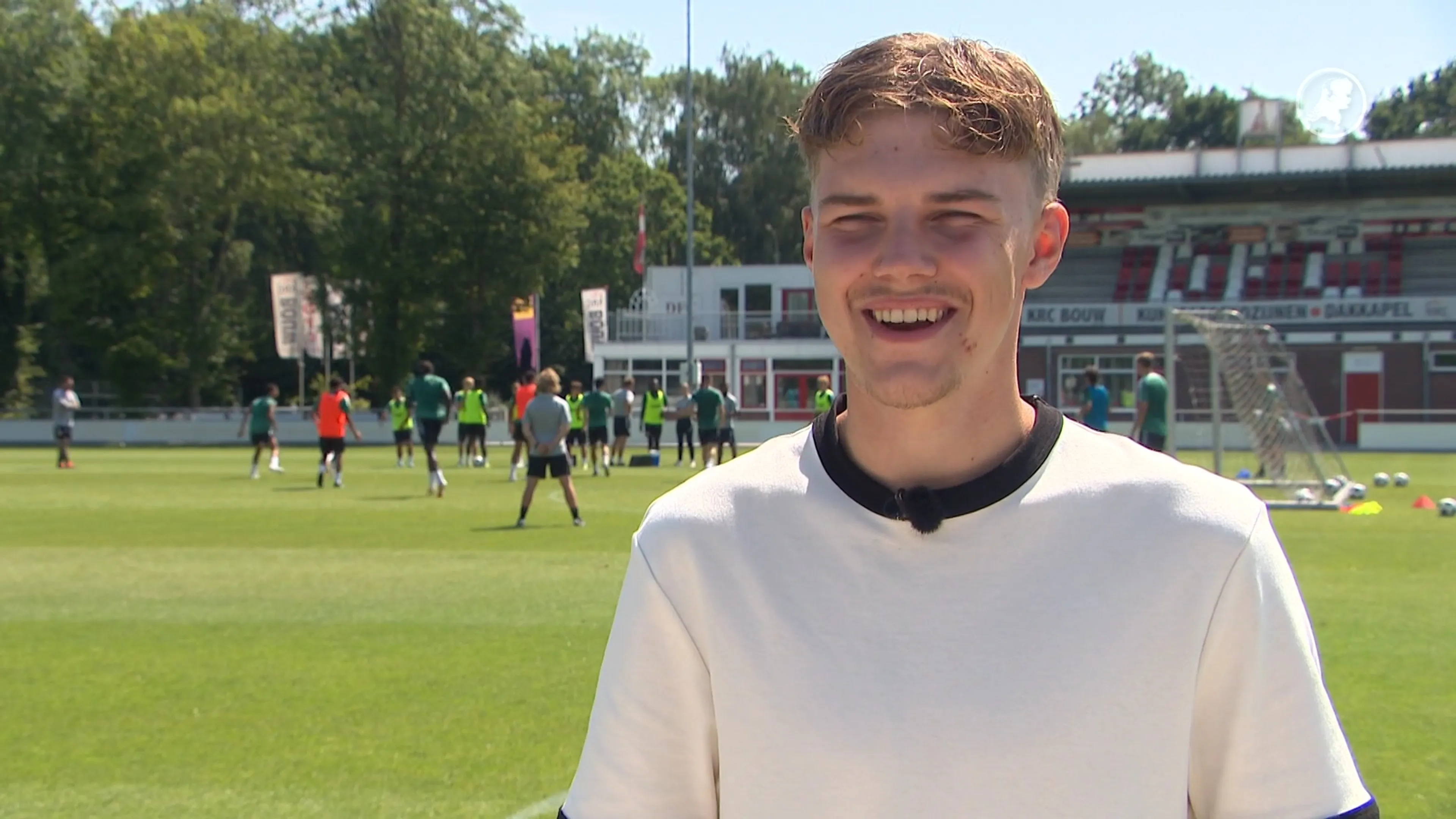 Van tribune naar profveld: Quinn (20) fluit plots wedstrijd FC Dordrecht