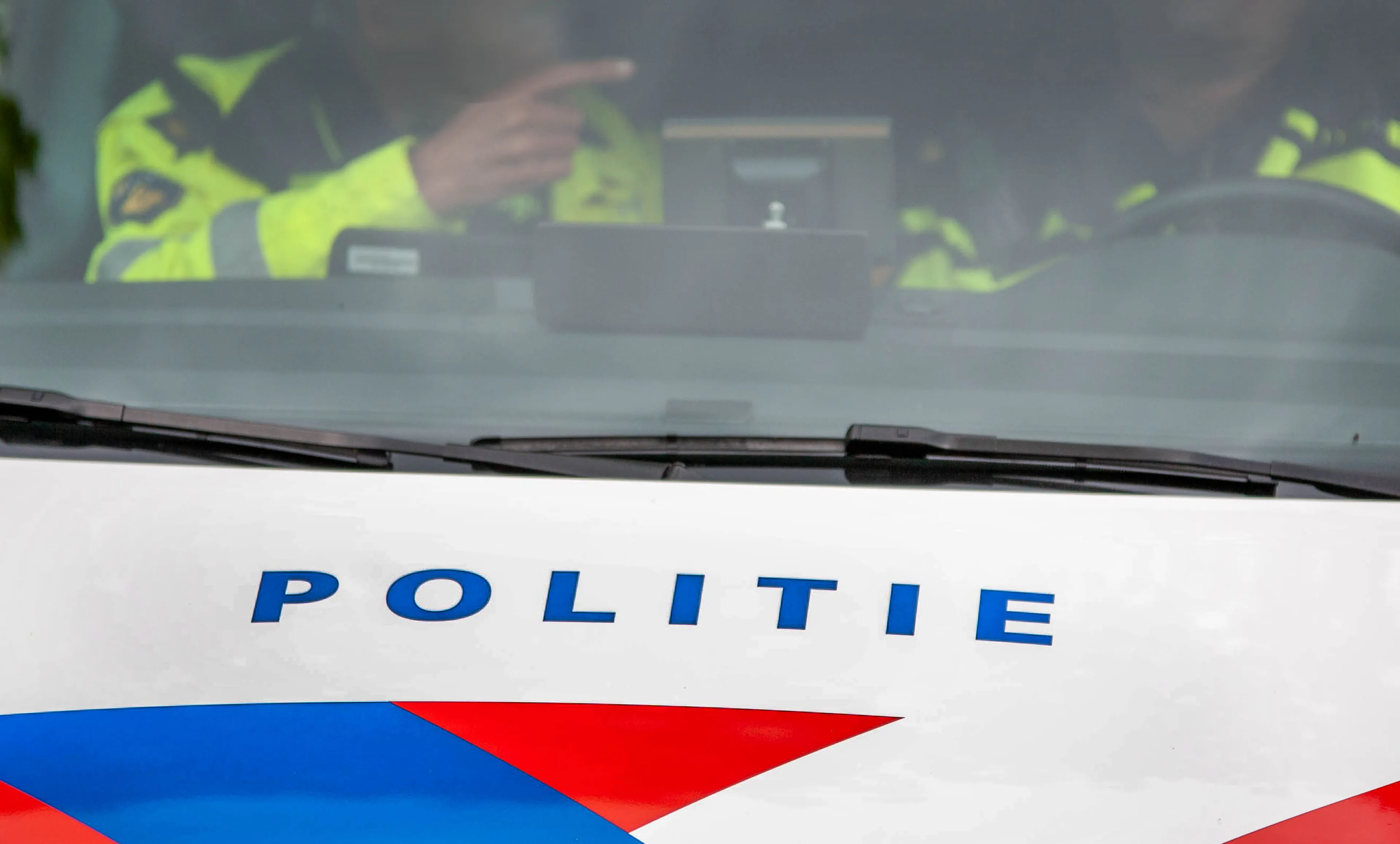 Politie ziet ontvoering op snelweg, slachtoffer (60) gestoken en geslagen