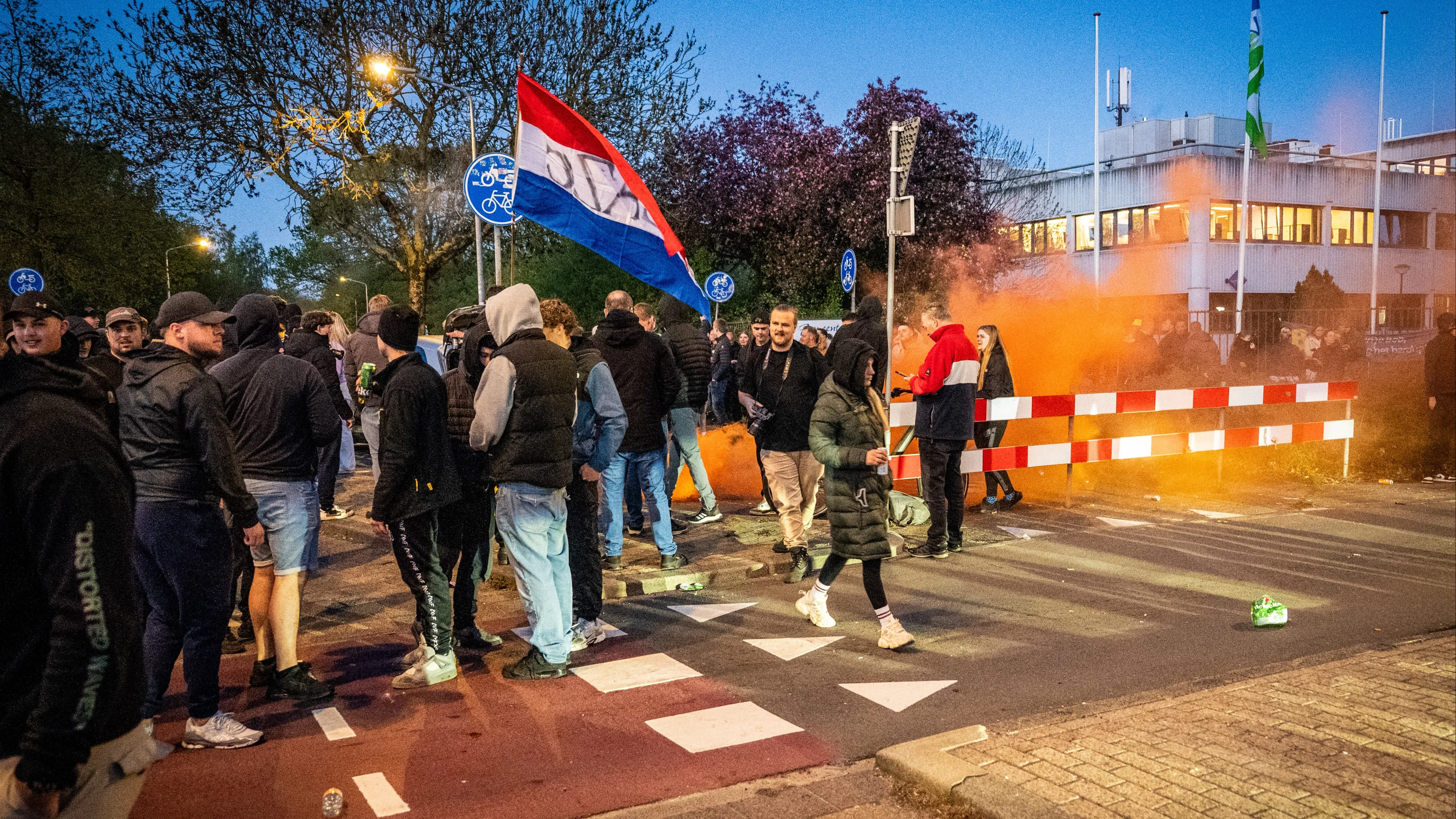 Politie start onderzoek naar uit de hand gelopen azc-demonstraties Loosdrecht