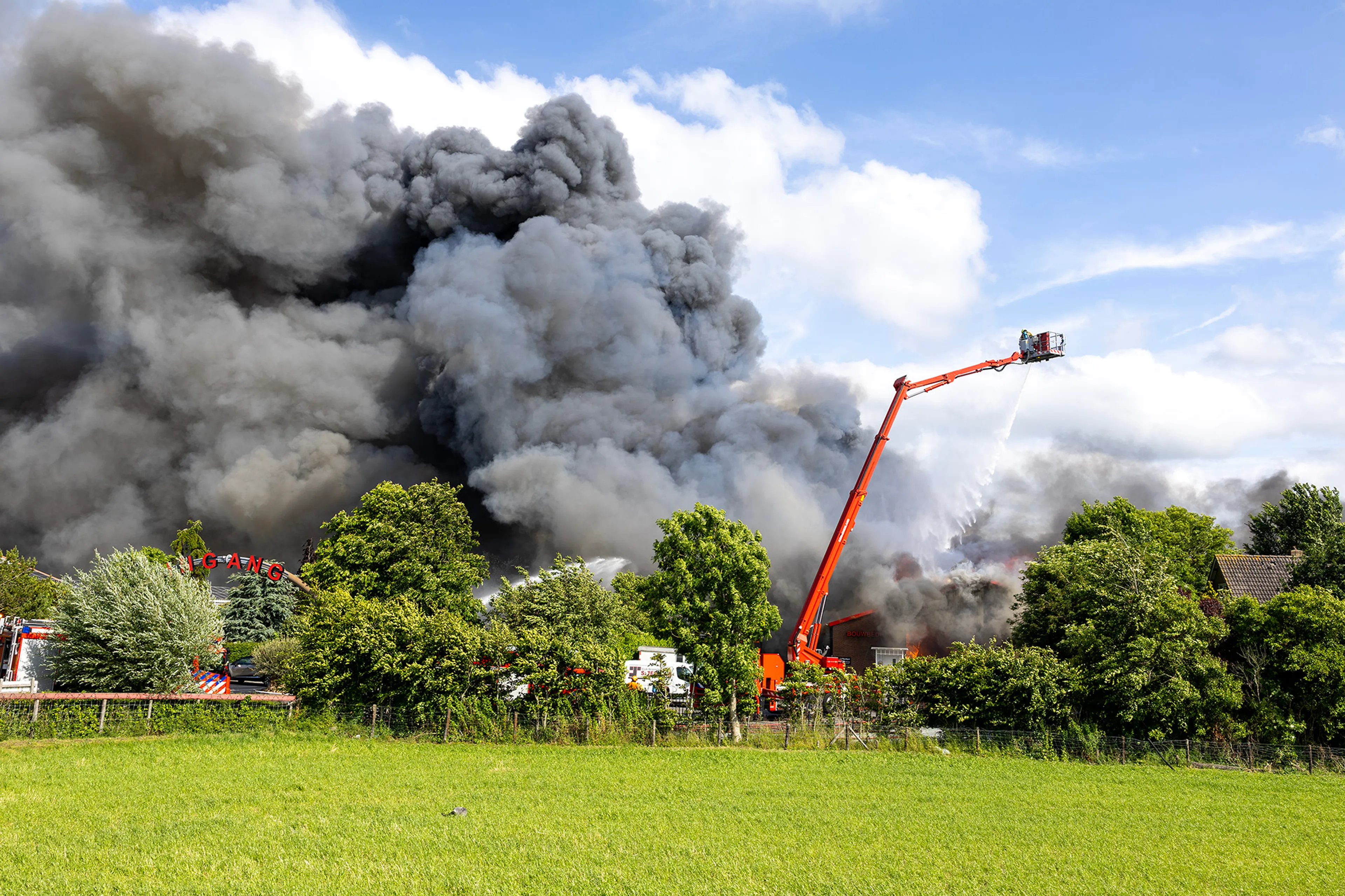 Enorme rookwolken bij brand Zwaanshoek: 'Oorverdovend knal'