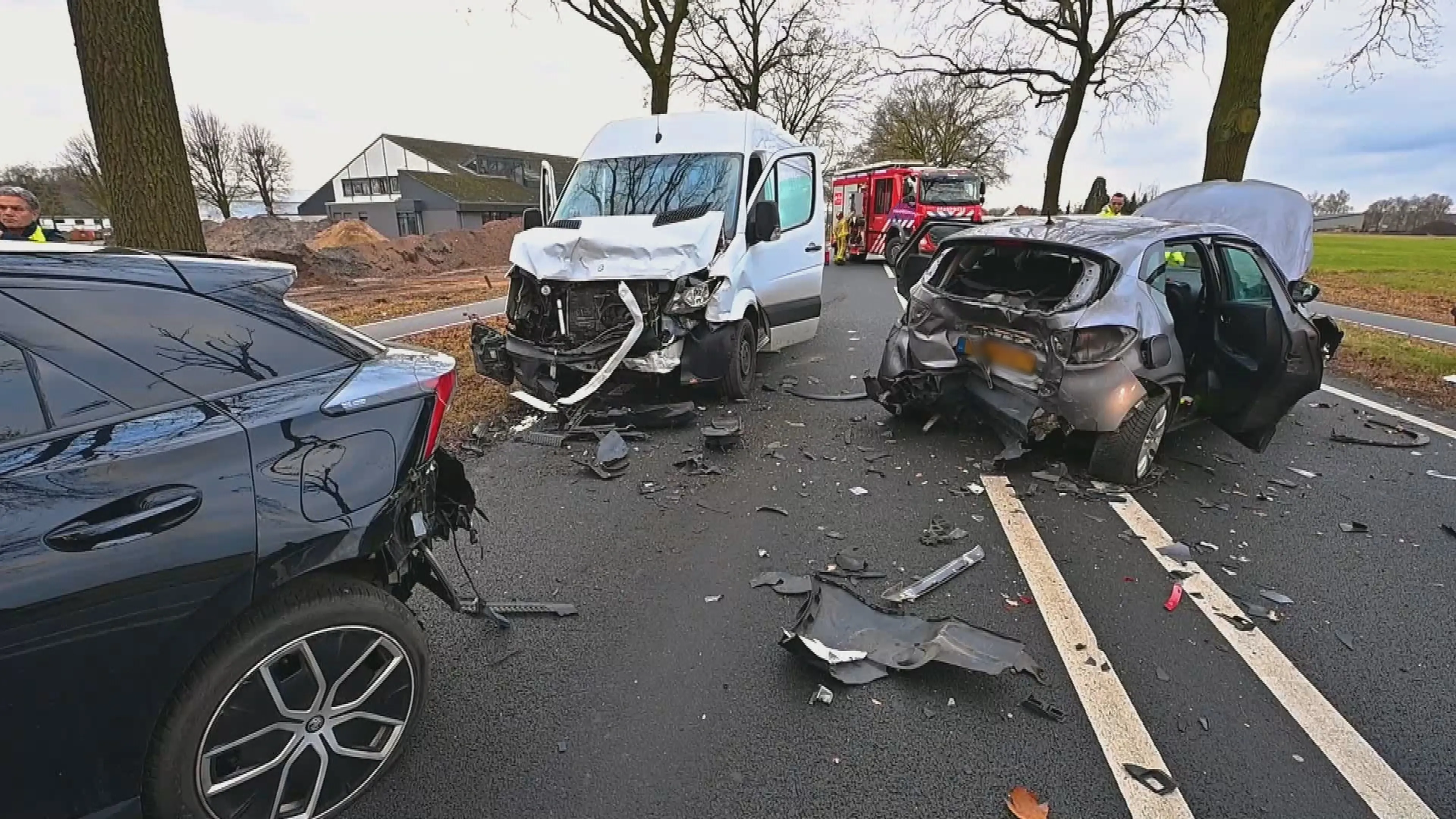 Grote ravage na botsing met drie voertuigen op N284 in Reusel