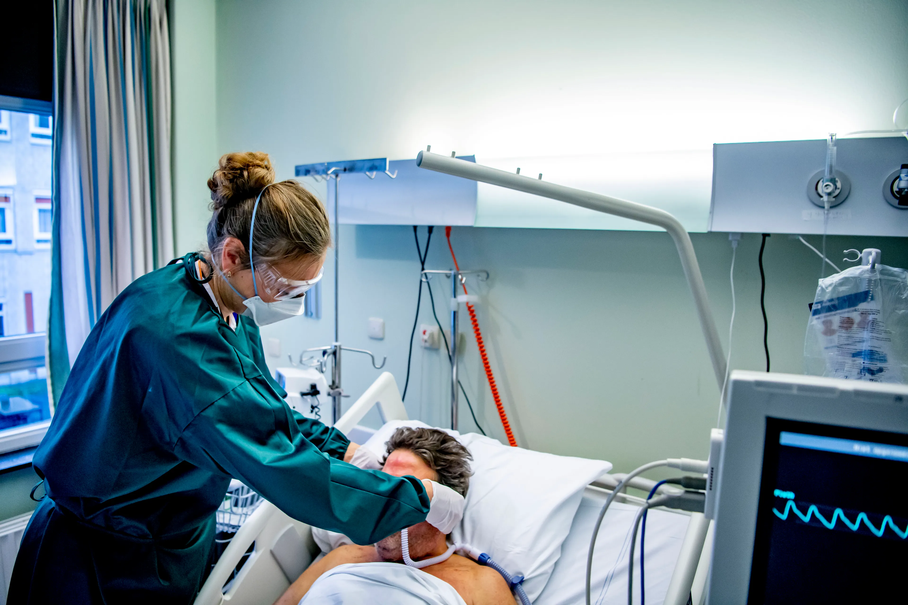 Aantal coronagevallen daalt, maar oorzaak is nog onduidelijk