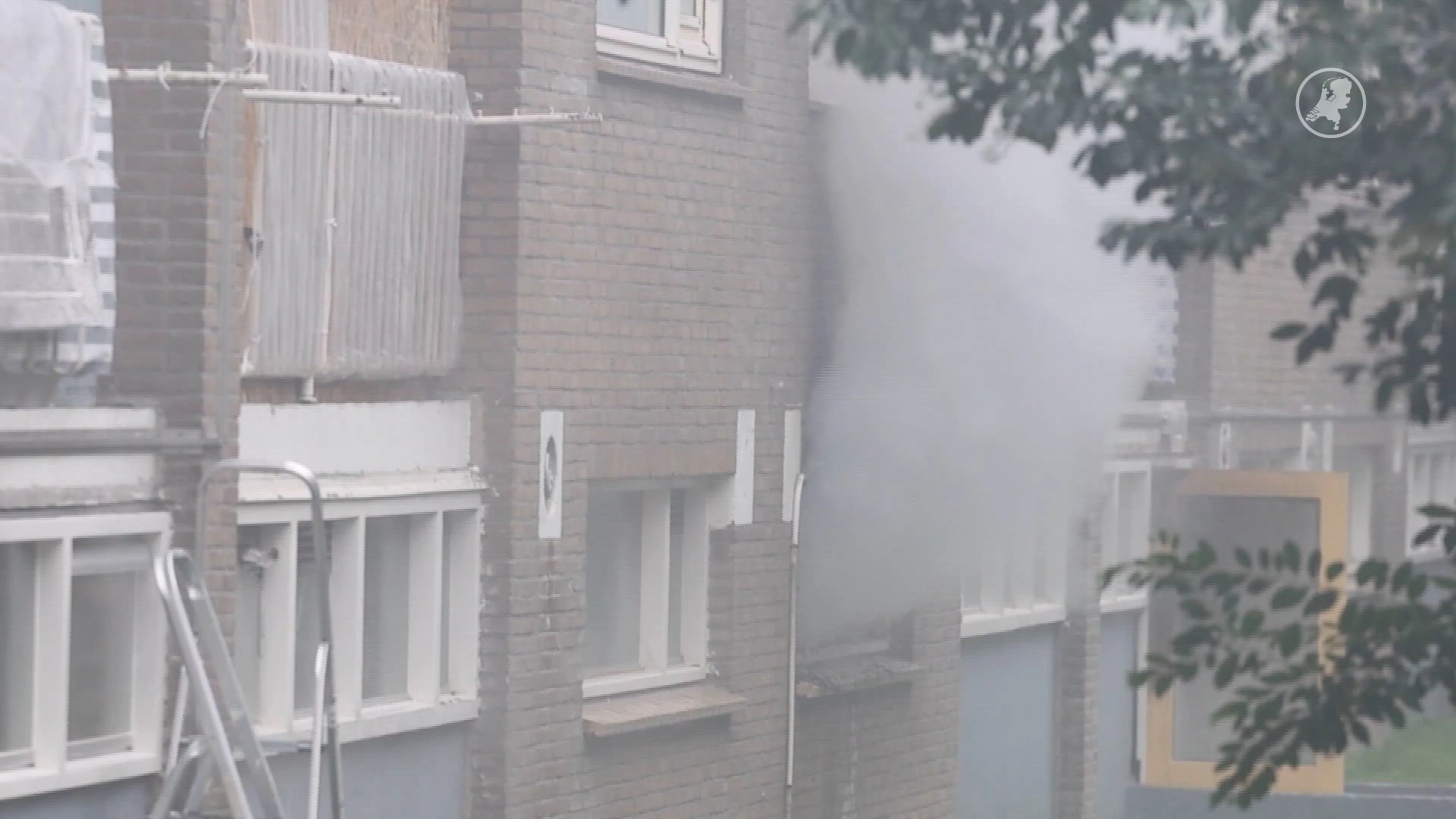 Bewoners met ladders gered bij zeer grote brand Den Haag