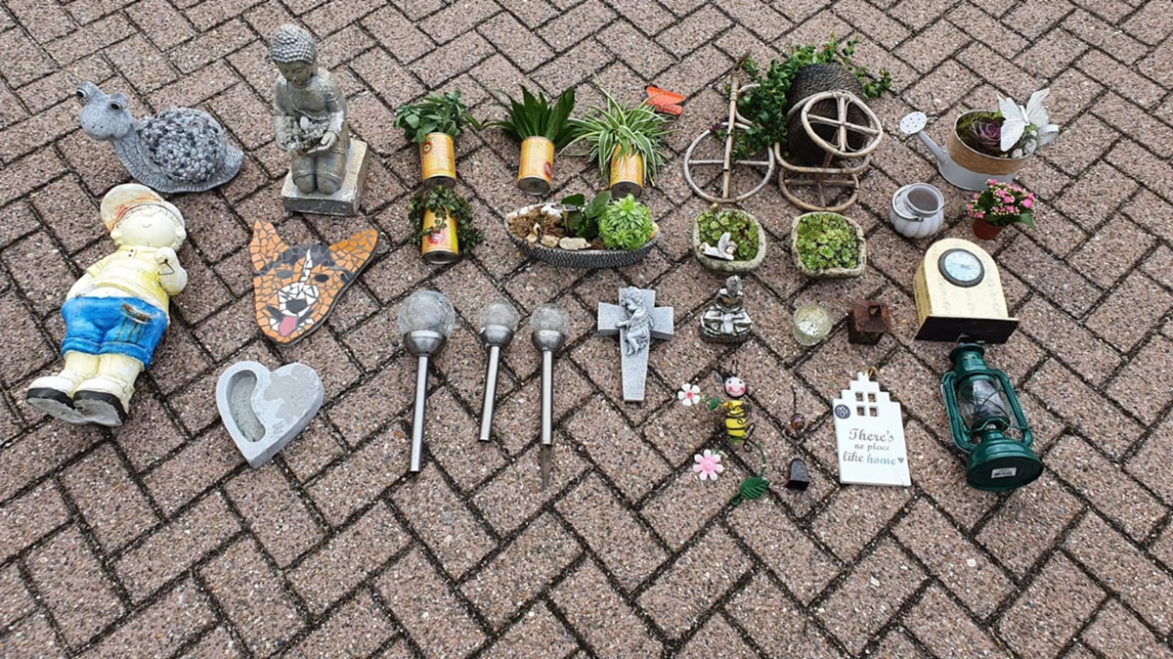 Gedenkspullen van graven gestolen in Oss, politie op zoek naar eigenaren