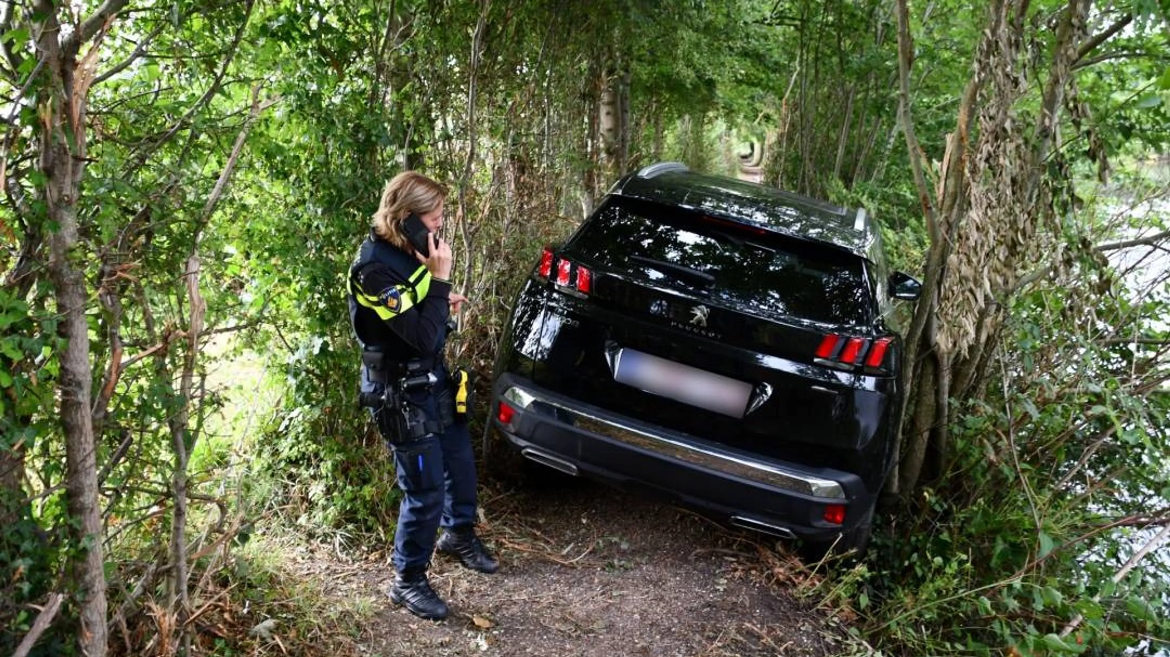 Koppige Belgische vrouw keert niet, rijdt over akker en strandt op wandelpad