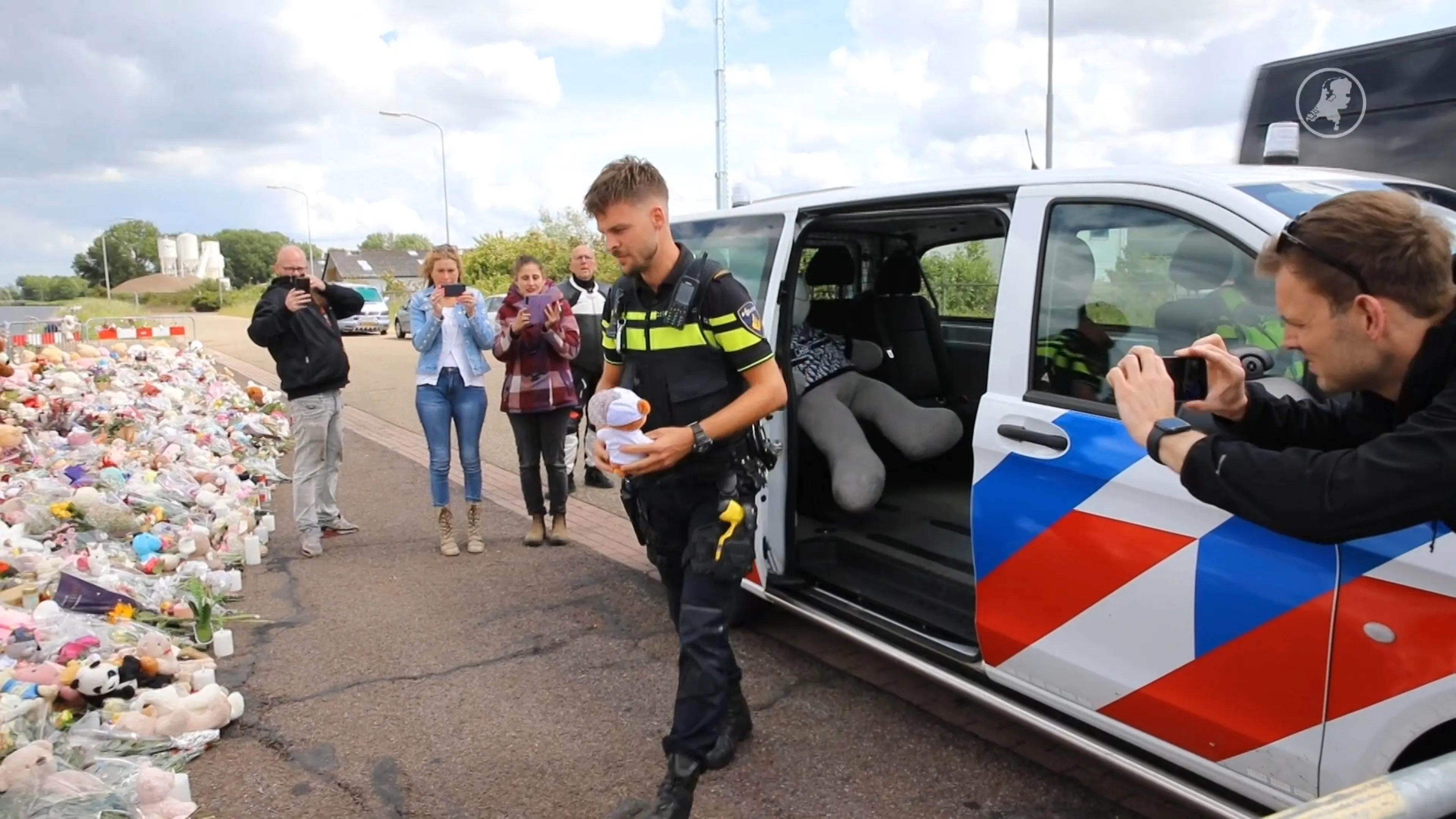 Politieagenten brengen gestolen knuffels gedenkplek Jeffrey en Emma terug