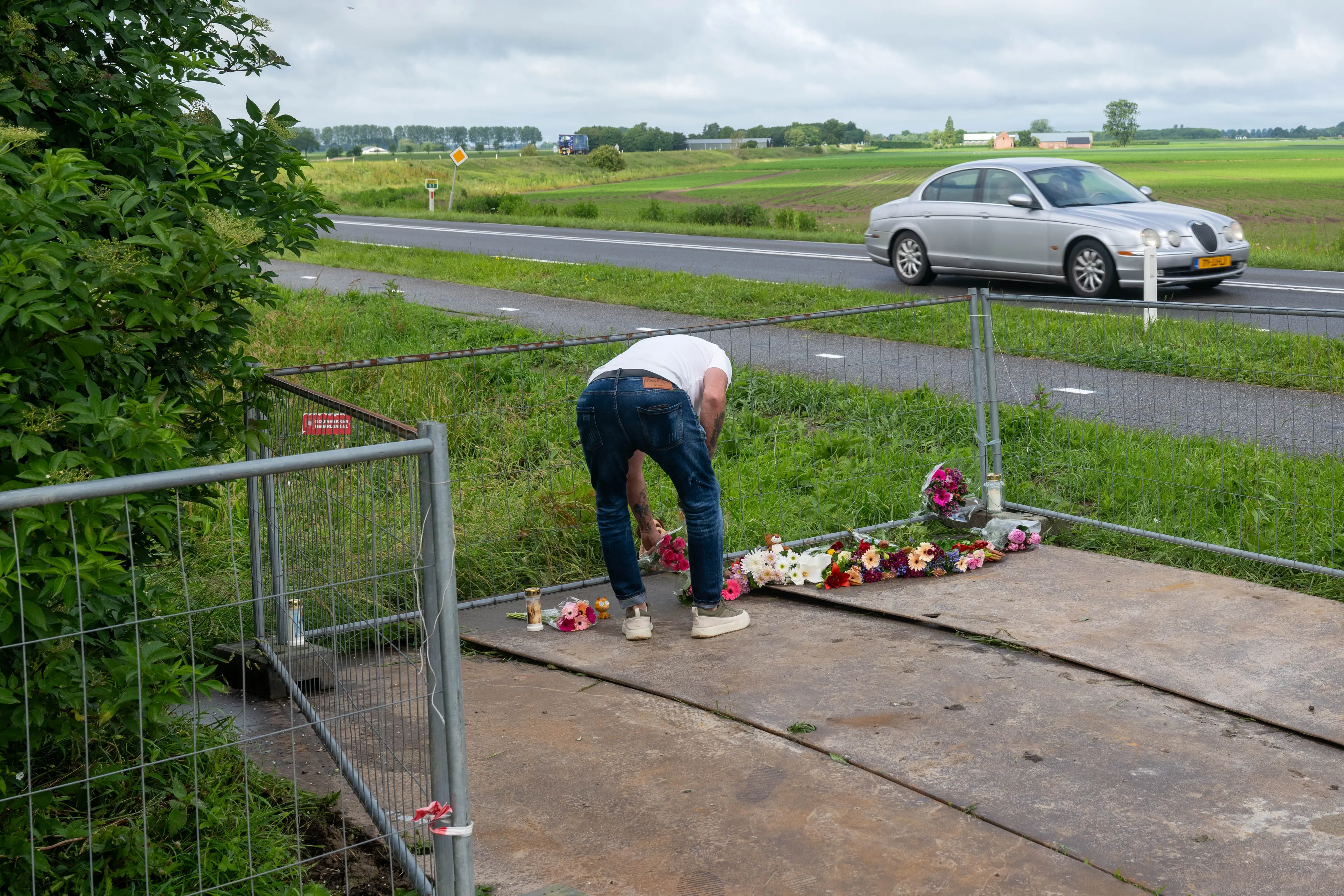 Bloemen en knuffels bij plek van dodelijk ongeluk in Zeeland