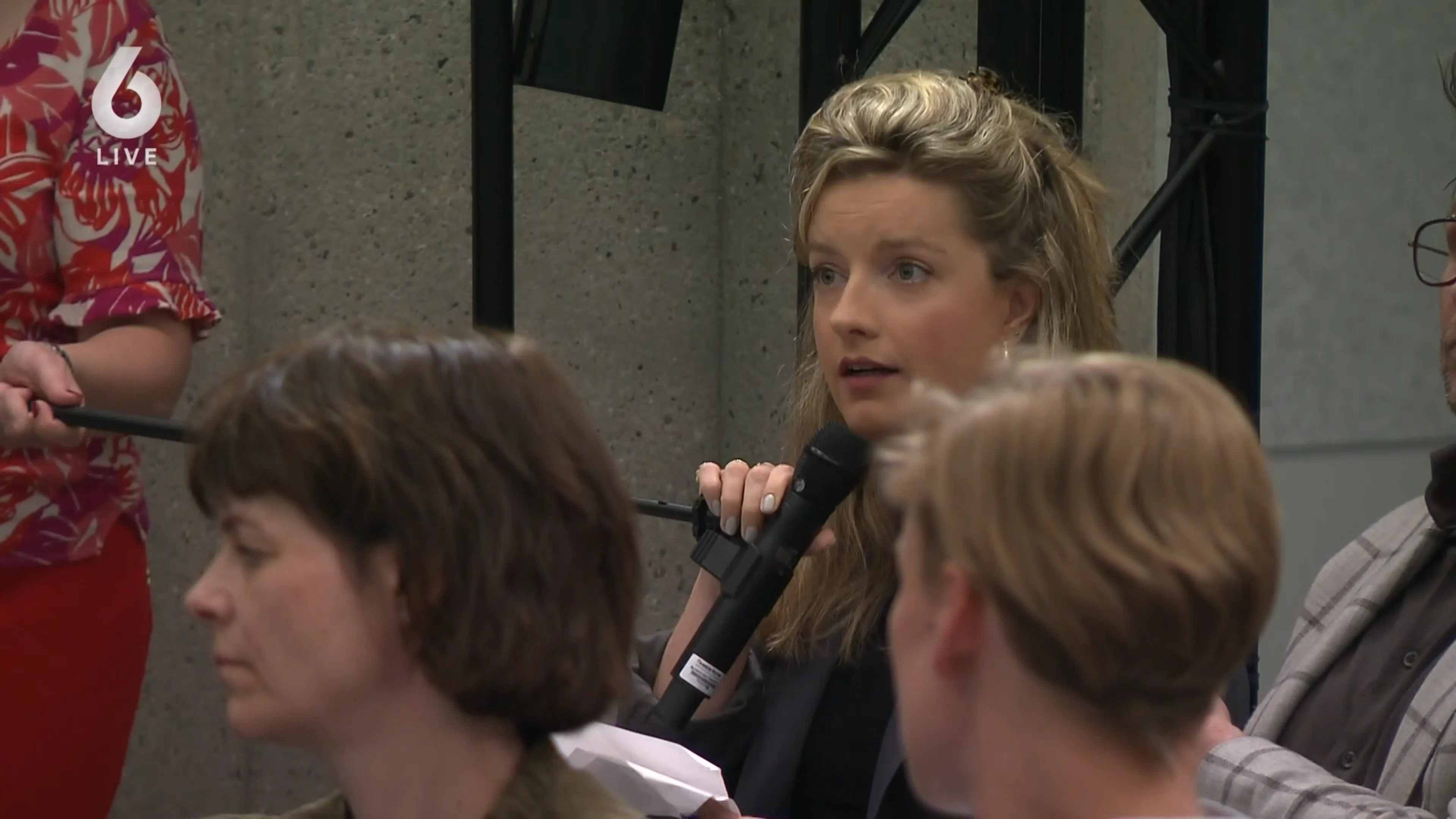 Merel Ek stelt Dick Schoof kritische vraag, krijgt één zin terug: 'Ho, wacht even'