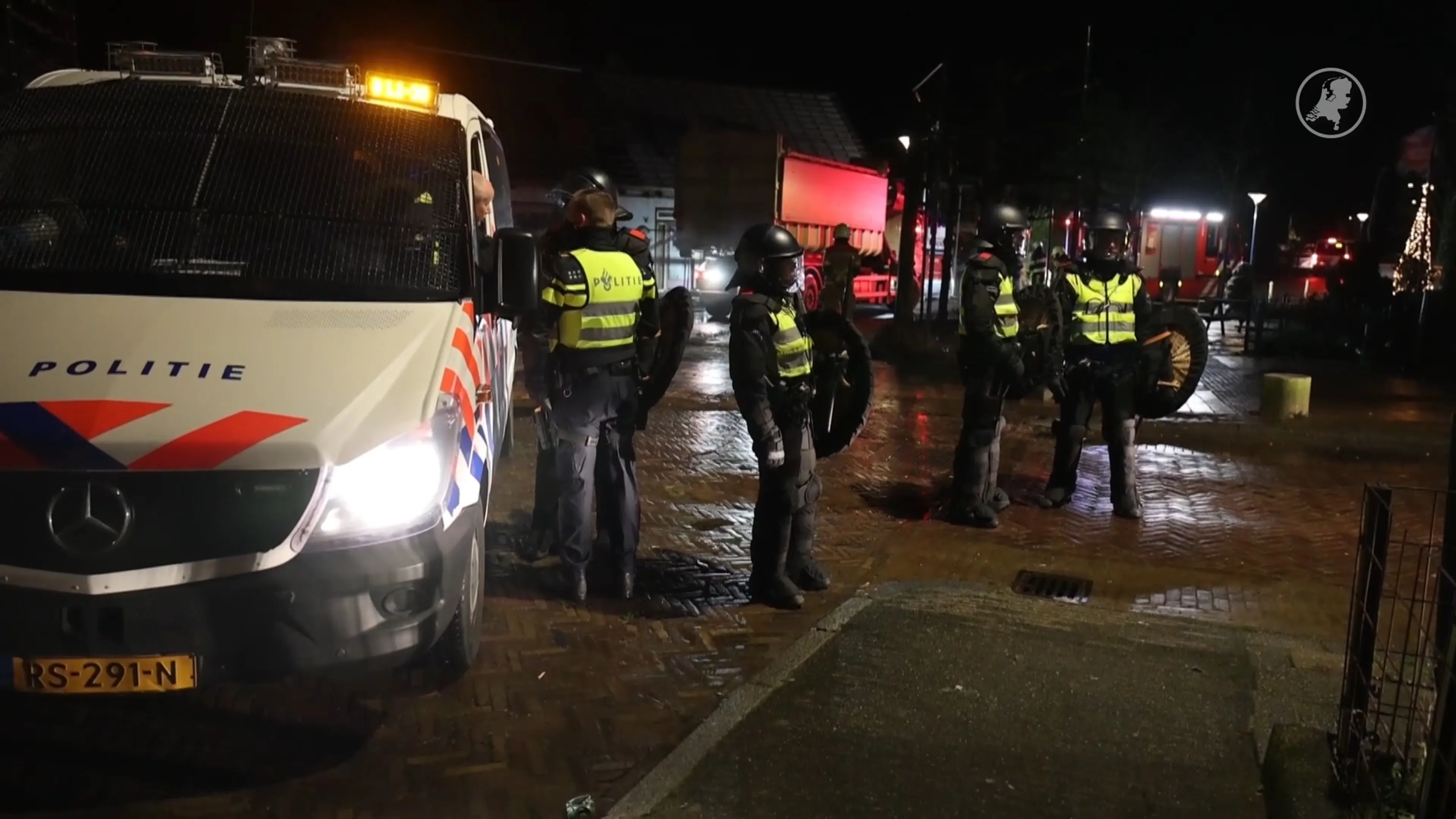Politie bekogeld met stenen in Friesland, meerdere aanhoudingen