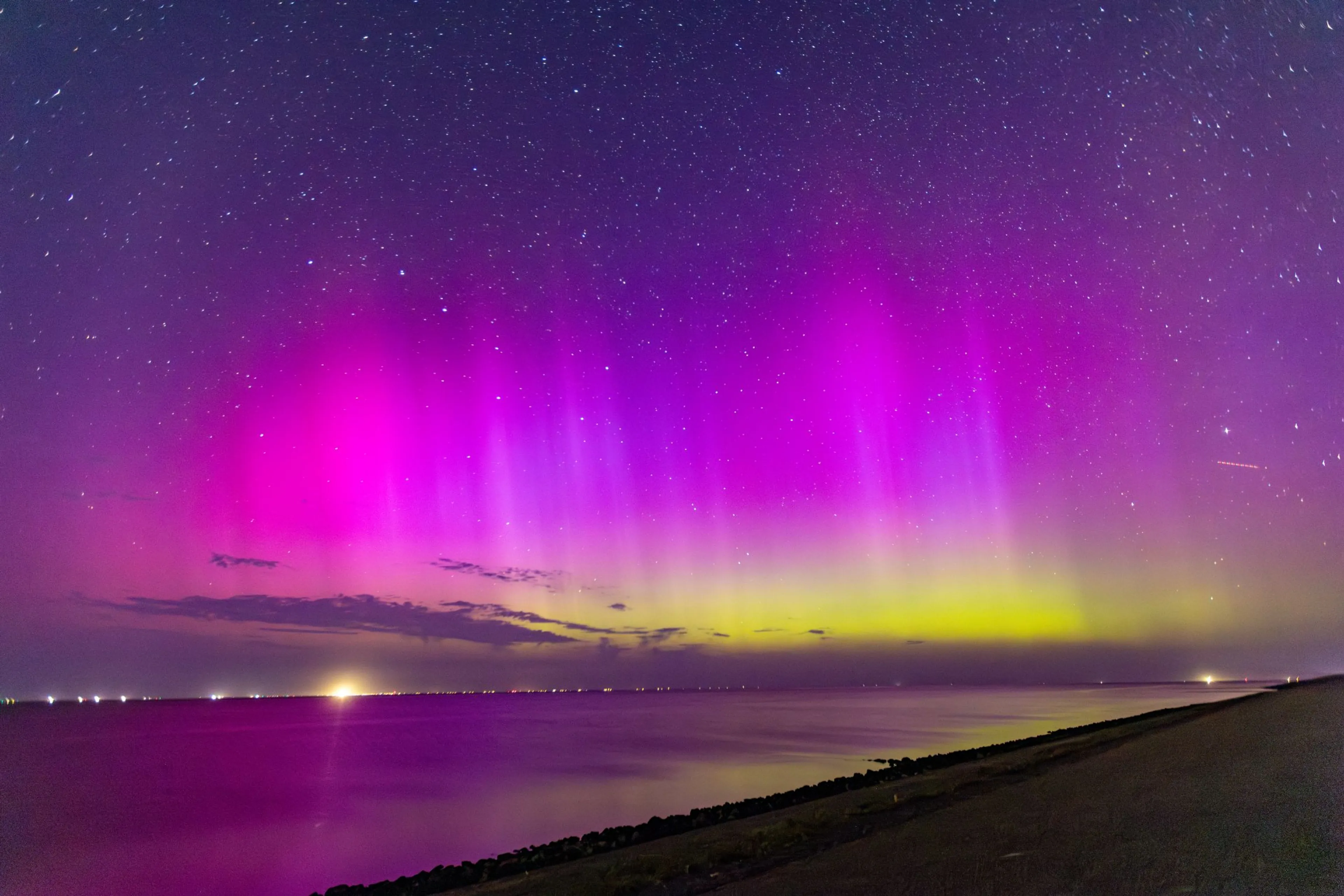 Prachtige plaatjes: timelapse legt noorderlicht met vallende sterren vast