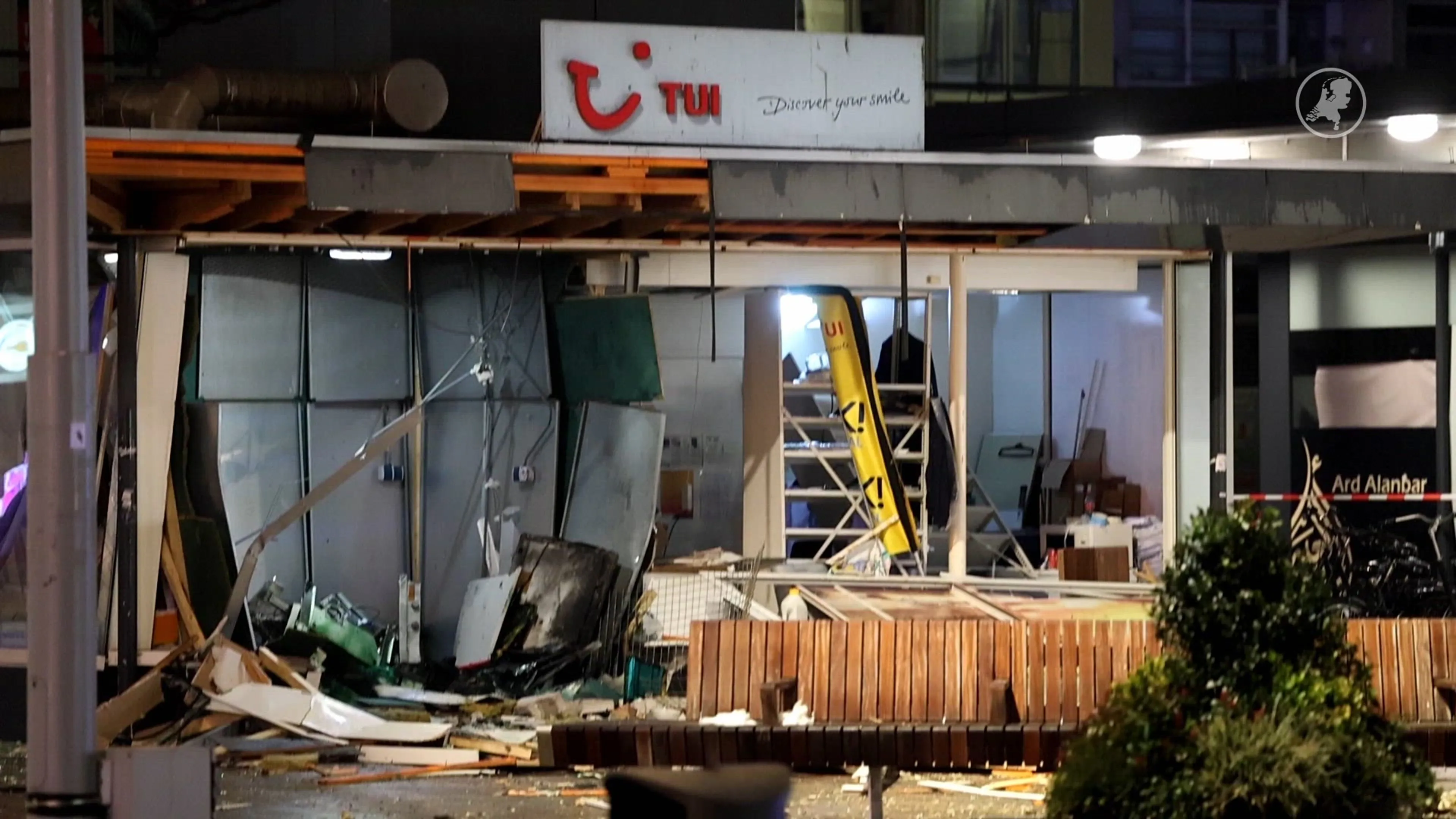 Deel van gevel eruit geblazen na plofkraak bij reisbureau in Amsterdam