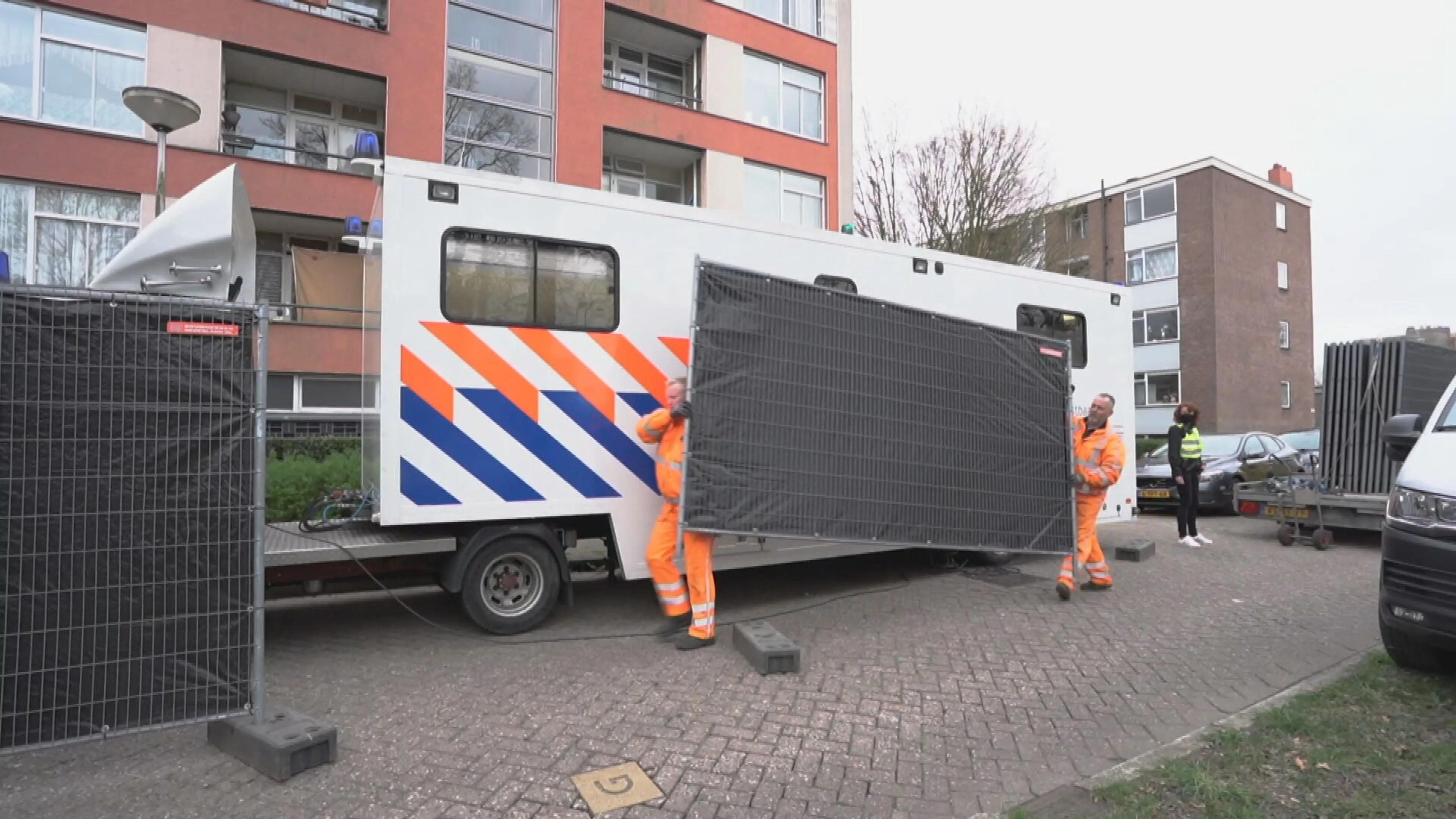 Politie doorzoekt woning in Deventer, zoekt mogelijk naar vermiste man (29)