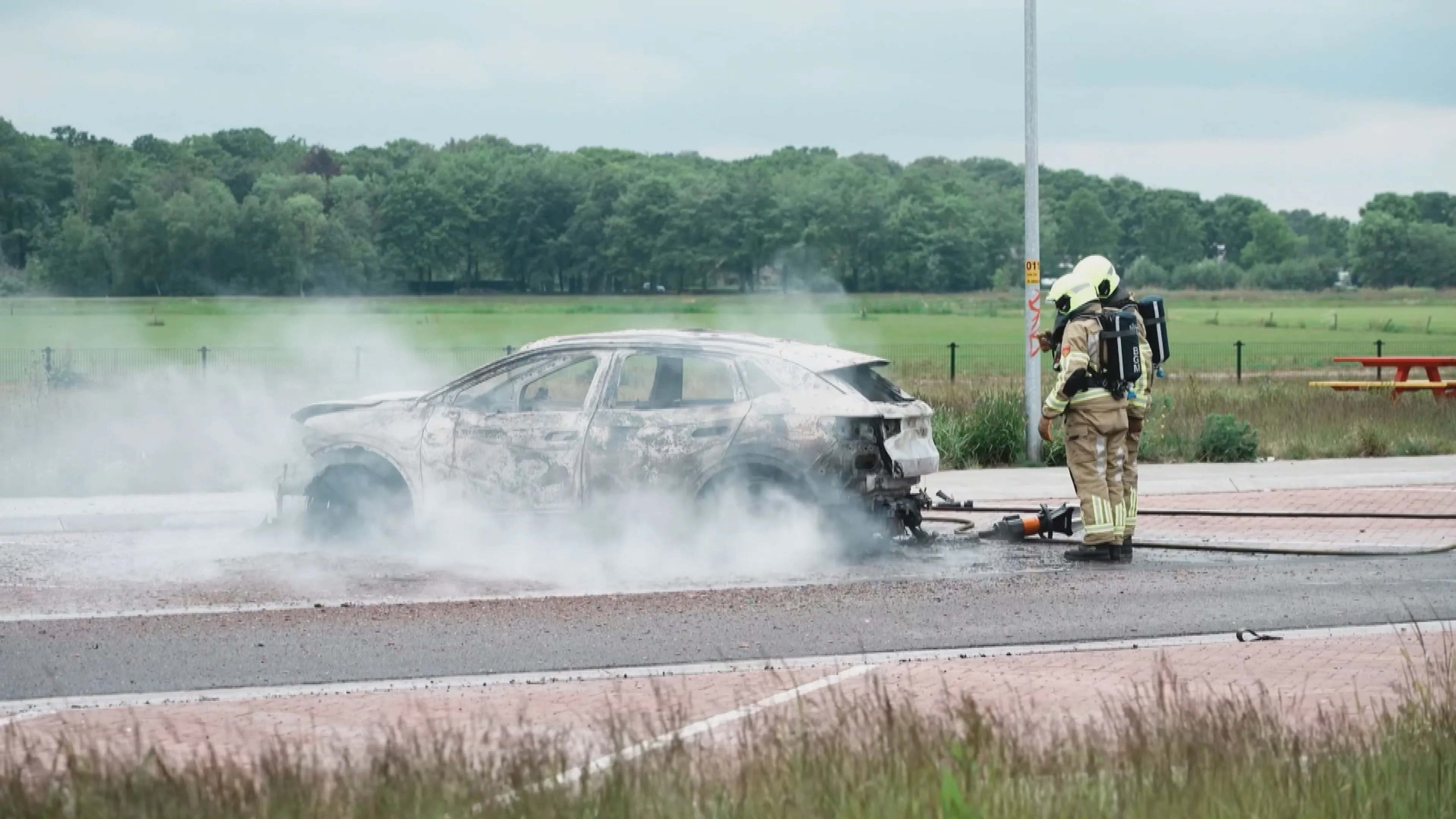 Auto in de fik gestoken bij confrontatie tussen voetbalsupporters langs A28