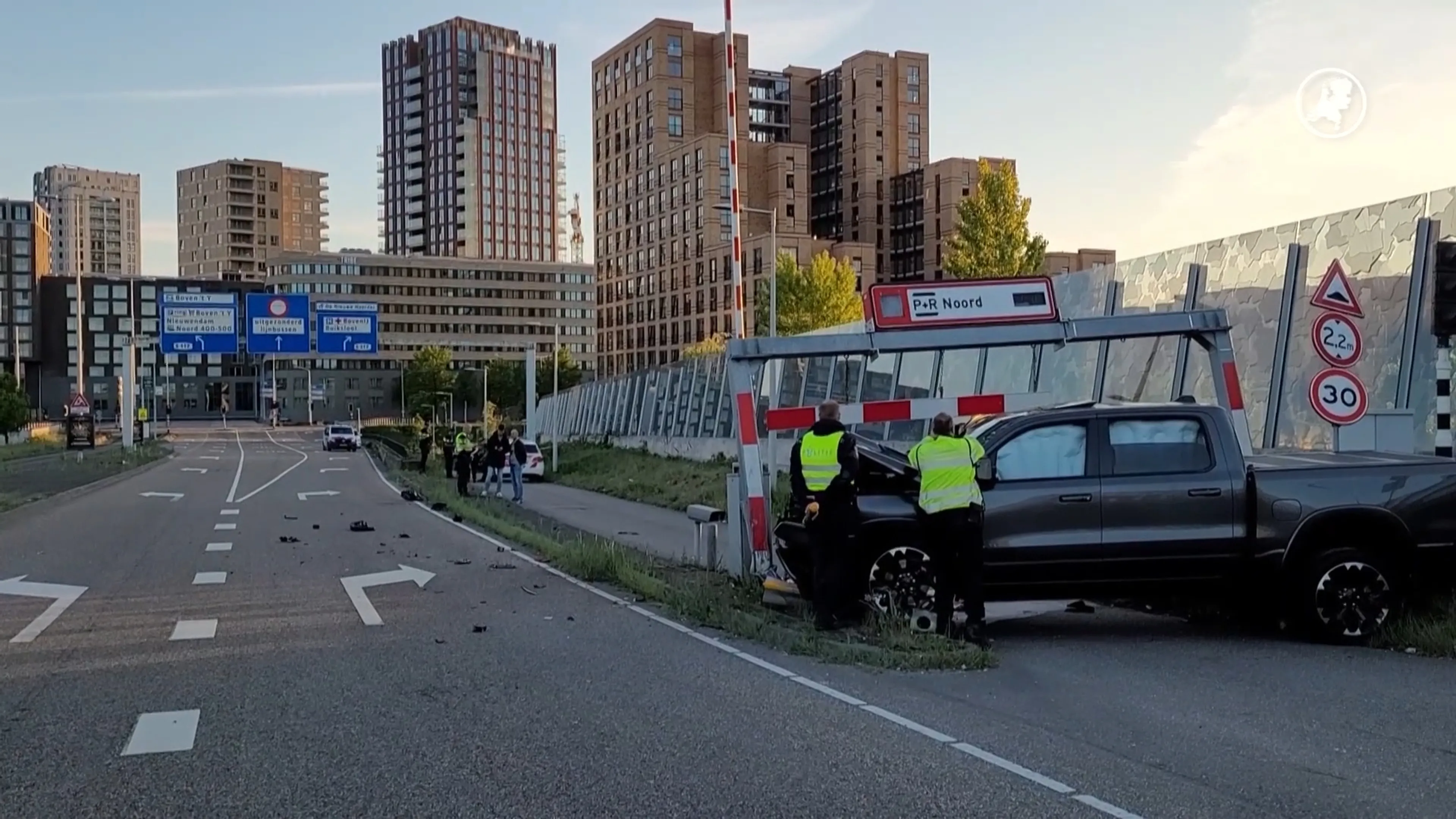 Politie pakt meerdere mensen op na achtervolging door Amsterdam