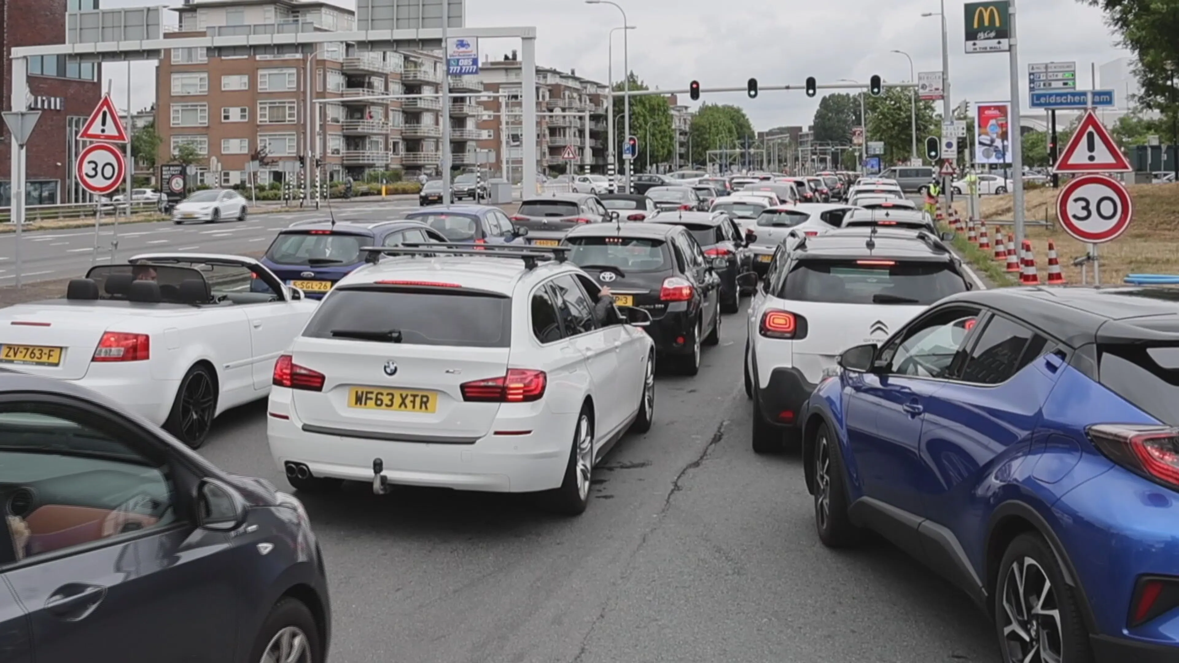 Flinke drukte bij Mall of the Netherlands, koopjesjagers massaal op pad