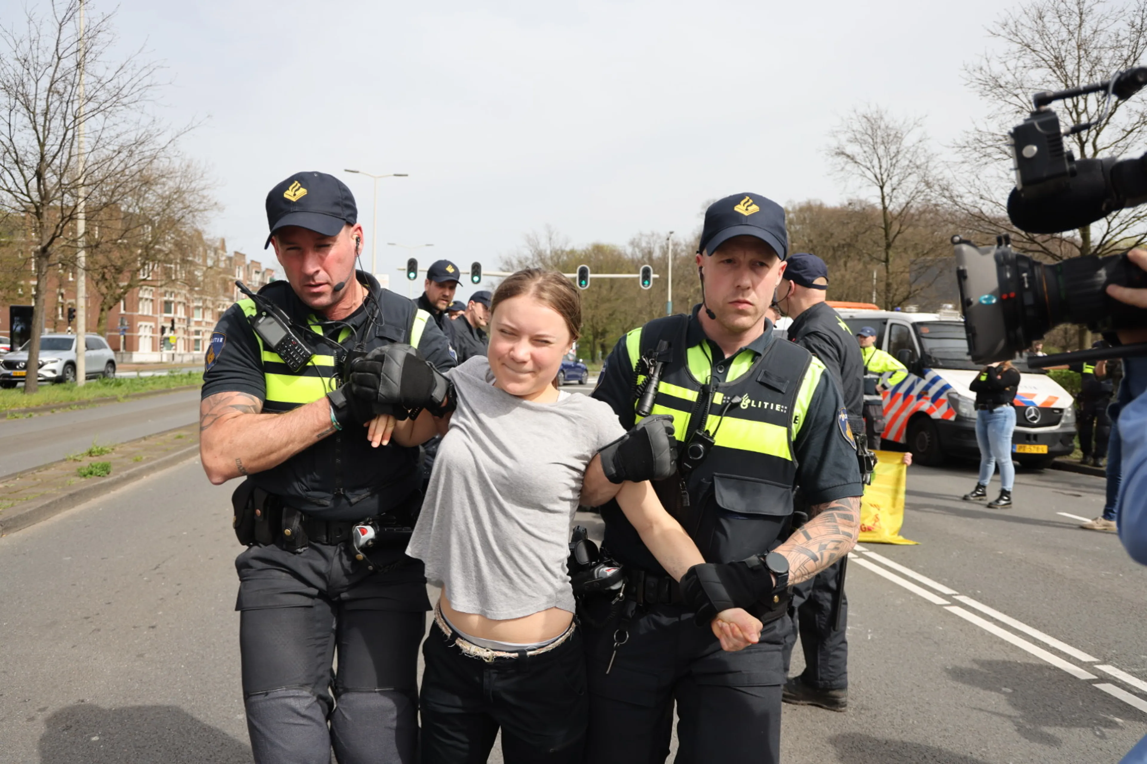 Greta Thunberg opgepakt bij verboden demonstratie op A12