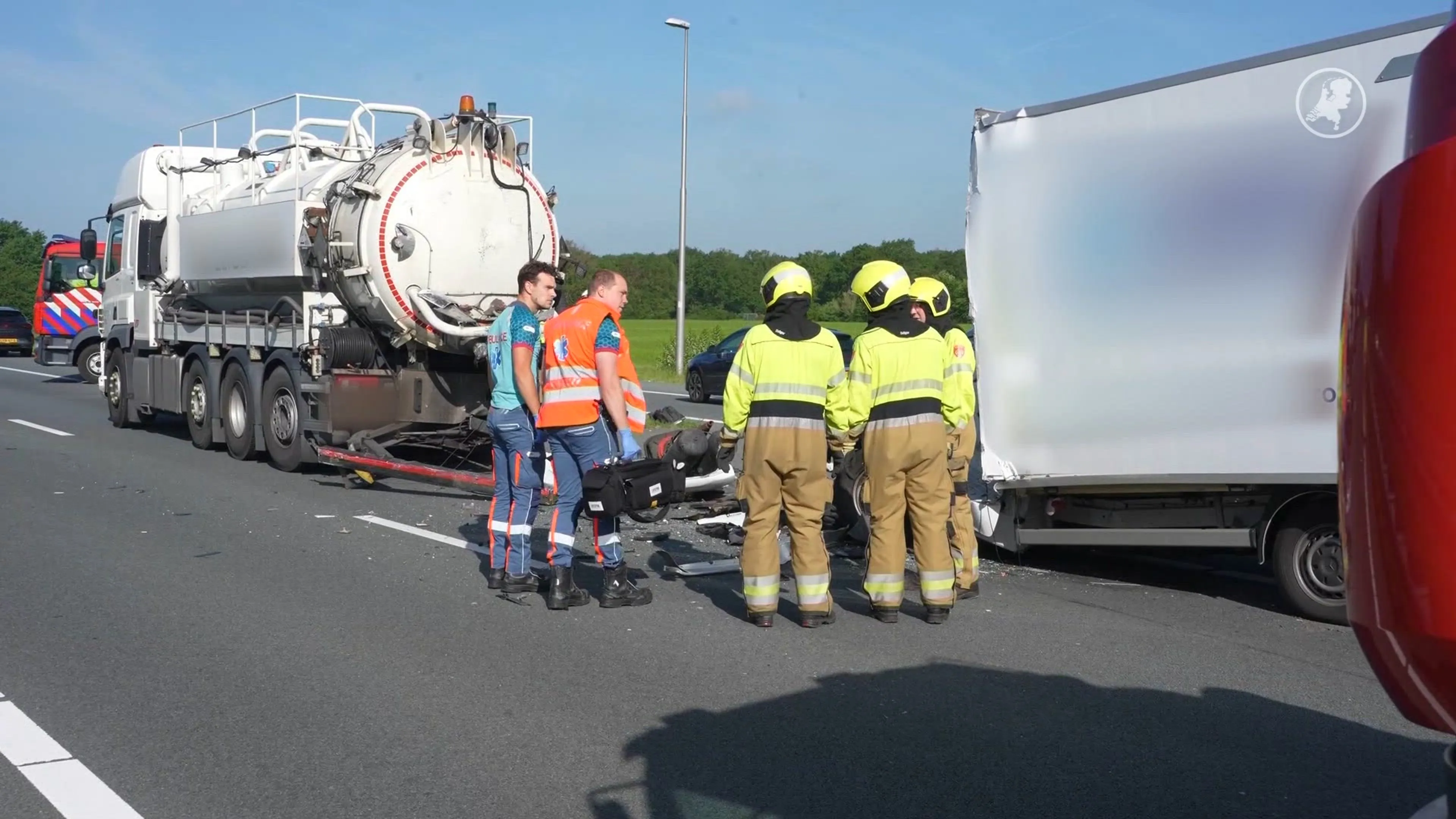 Vrachtwagenchauffeur (48) overlijdt bij zwaar ongeluk op A59