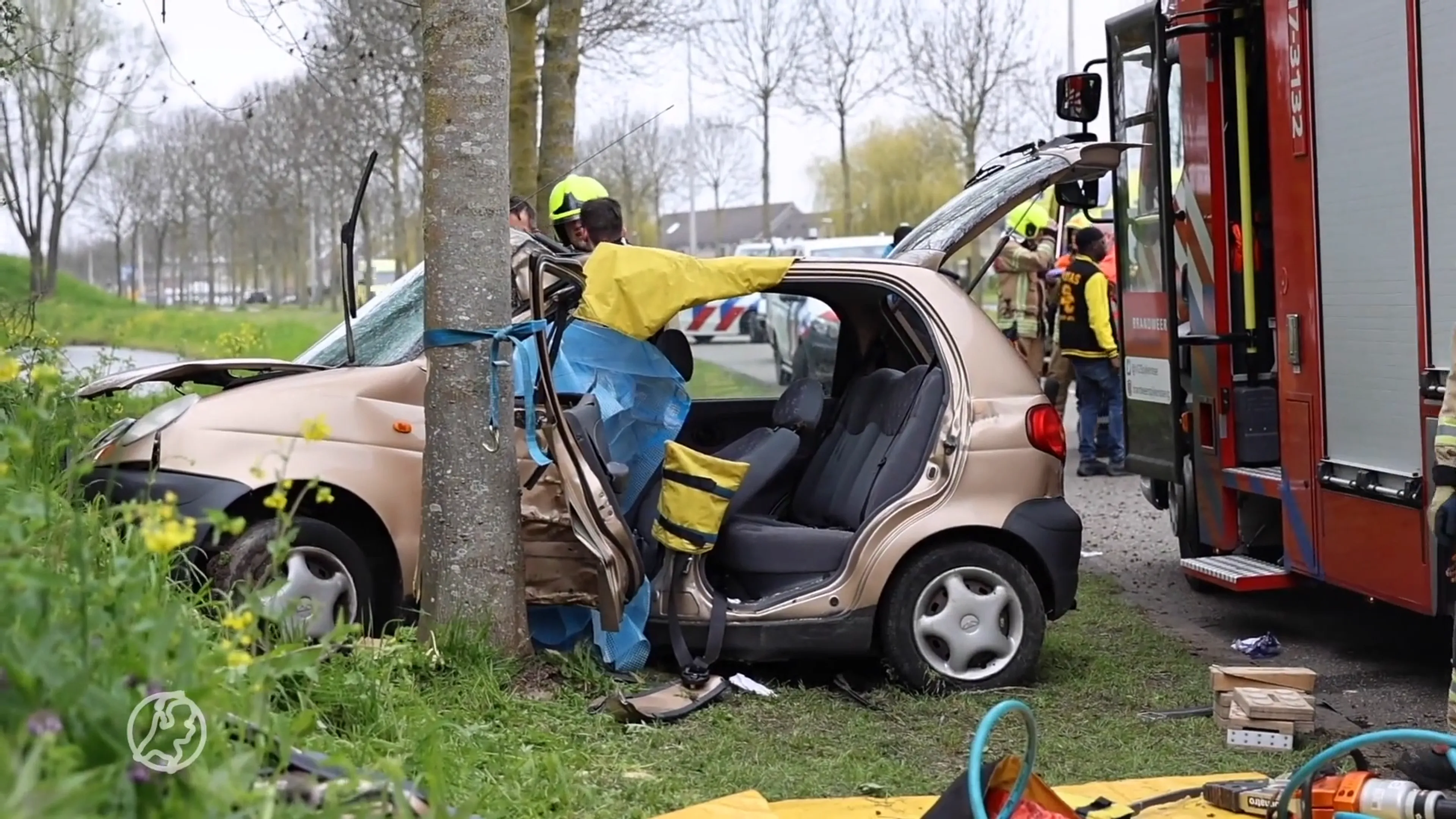Automobilist knalt tegen boom in Spijkenisse en raakt zwaargewond