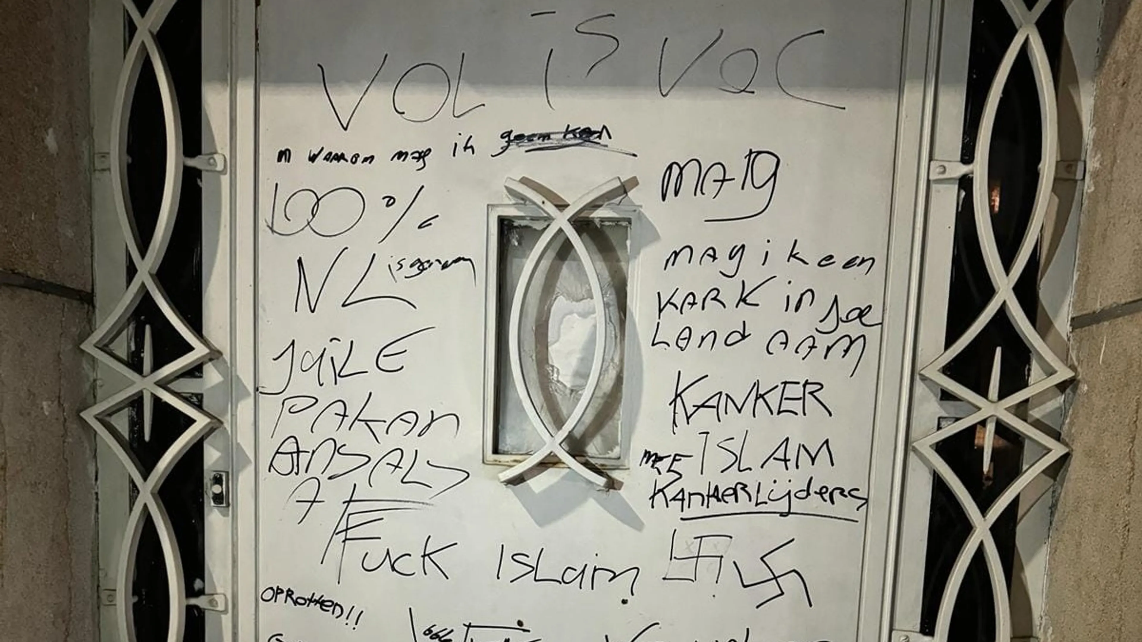 Moskee in Heerlen beklad met racistische teksten en hakenkruizen