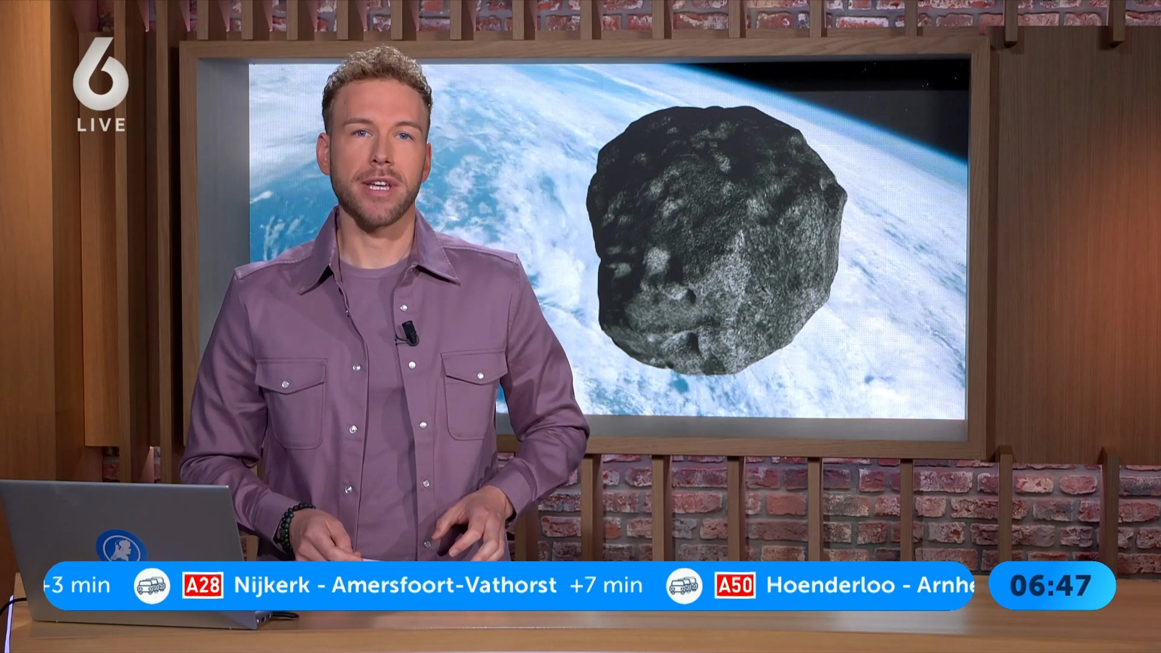 Grote ruimterots zoeft maandag langs de aarde