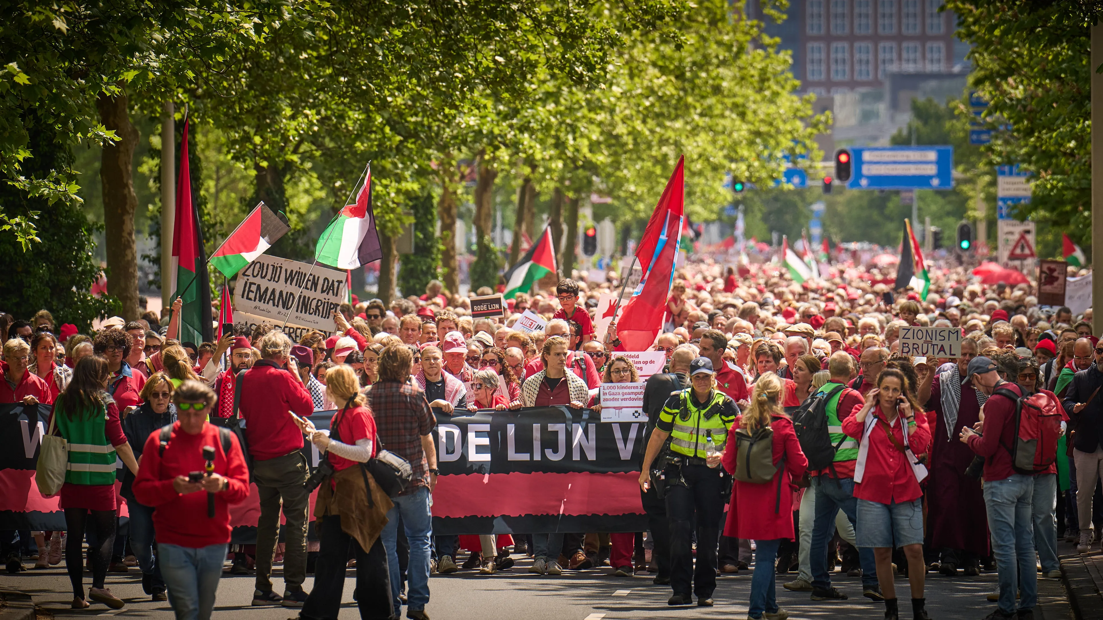Twee mensen opgepakt met slag- en steekwapens vlakbij Rode Lijn-demonstratie