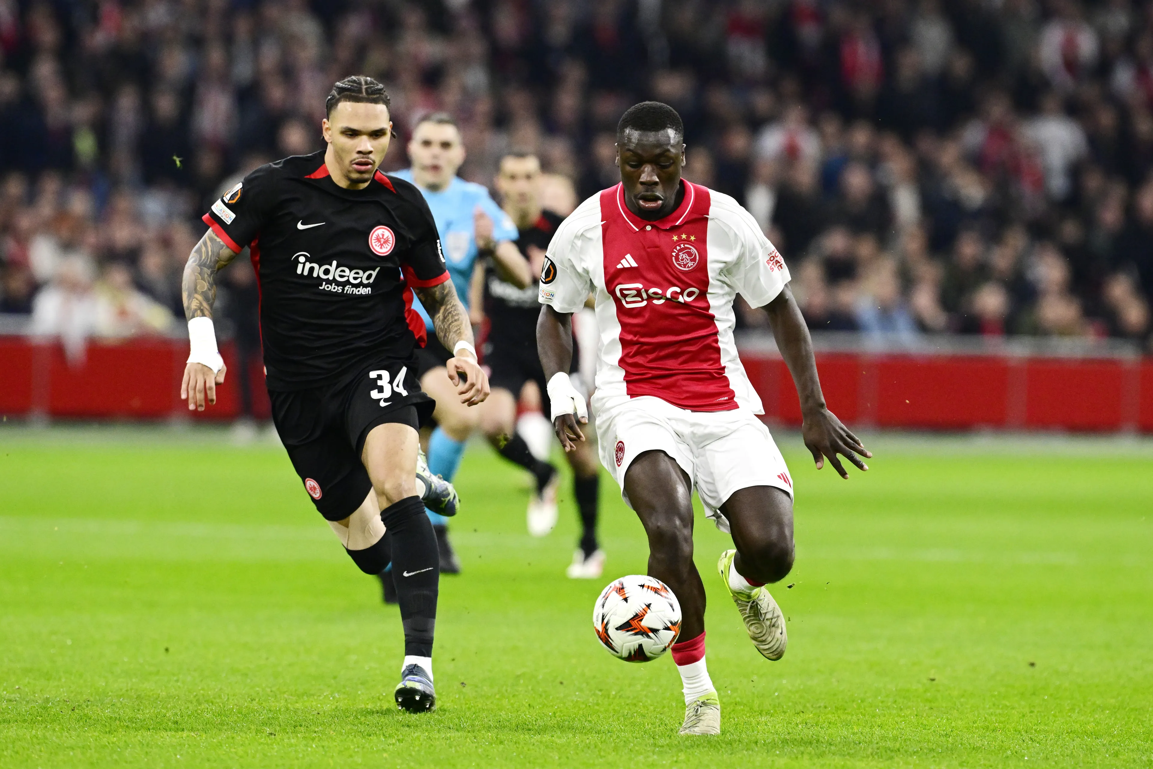 Ajax verspeelt voorsprong en moet aan de bak in Frankfurt