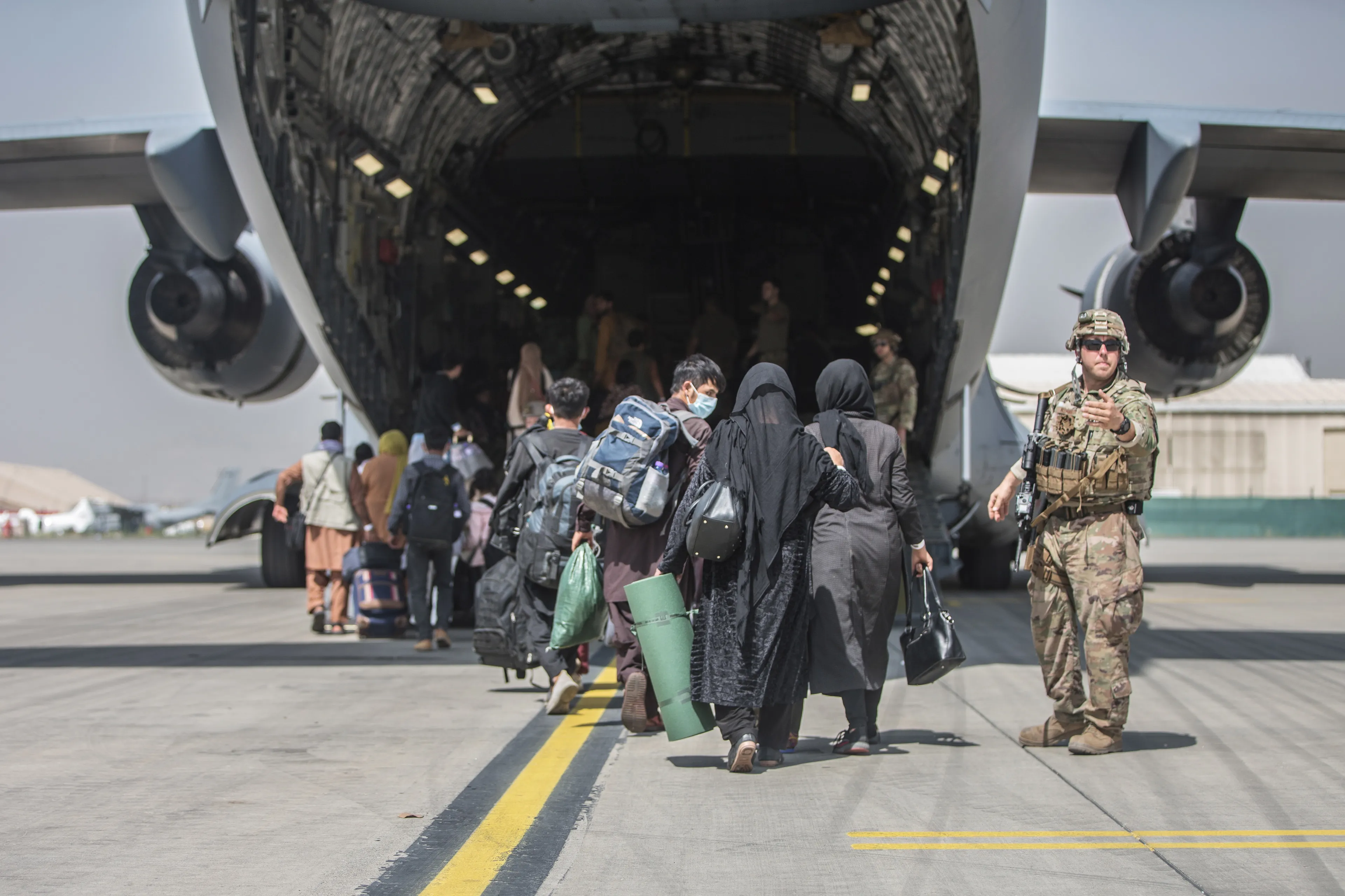 Nederlandse militairen trekken Kabul in om evacués op te halen