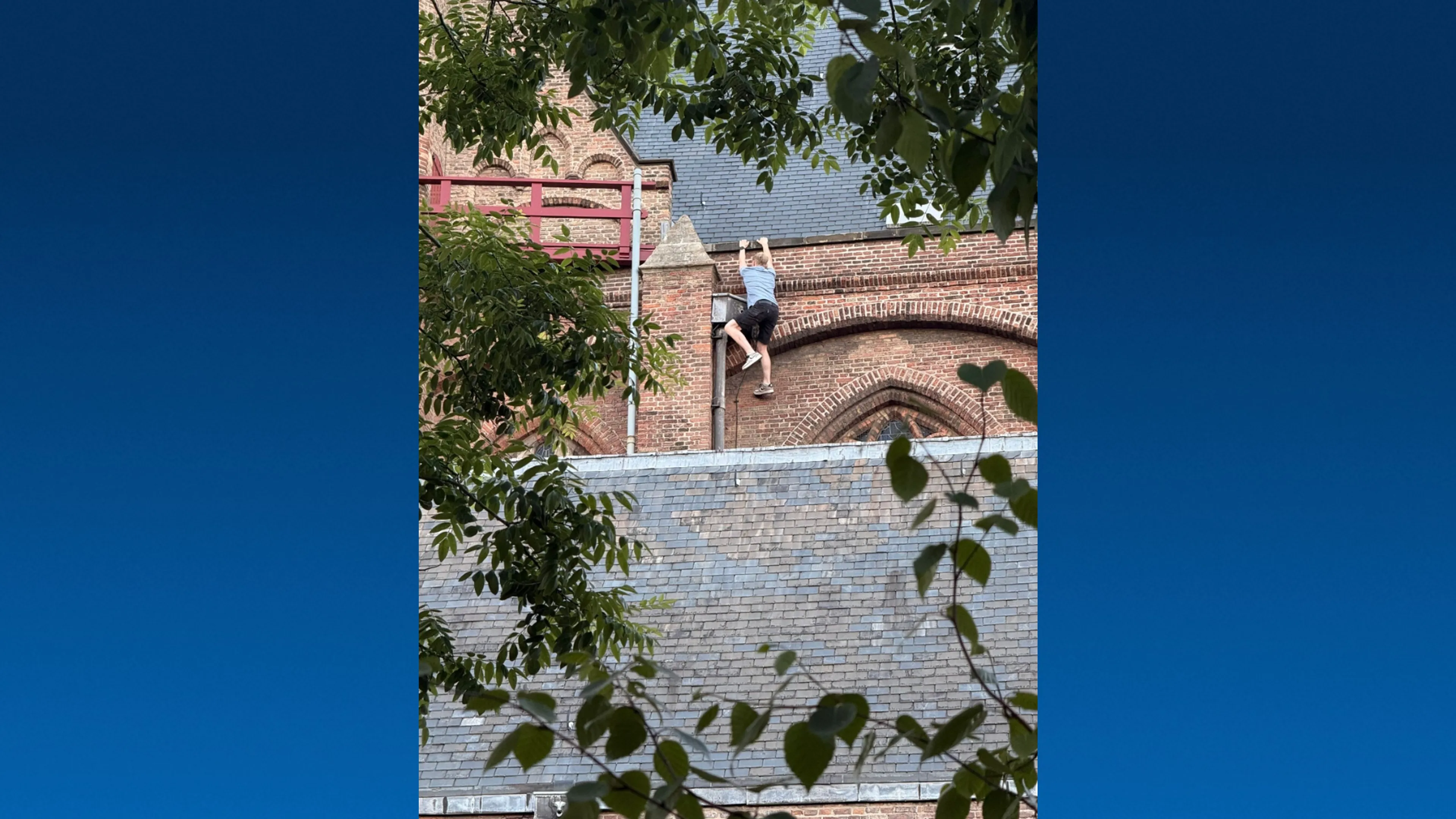 'Man klimt op dak van Oude Kerk in Delft, politie grijpt in'