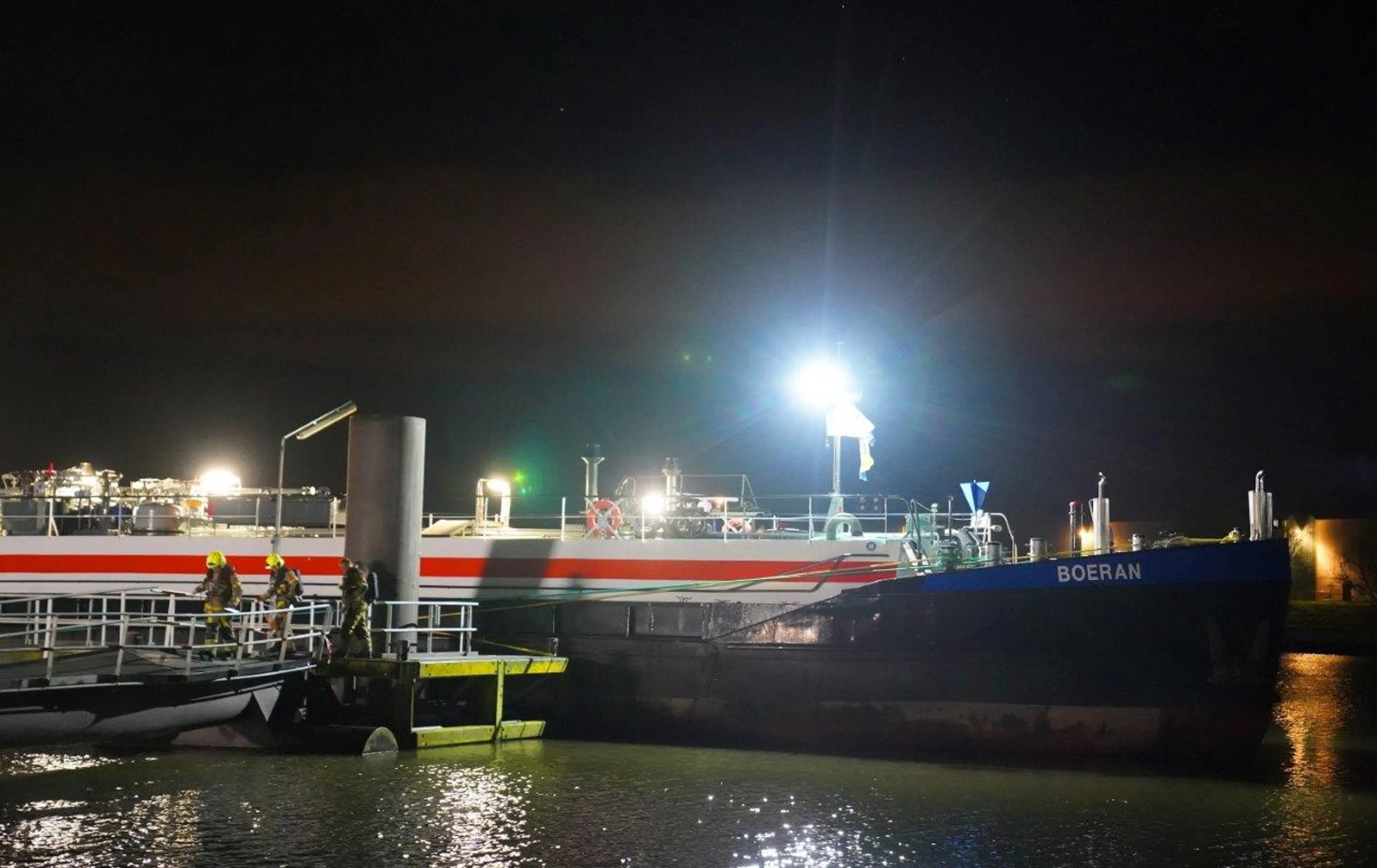 Aanvaring tussen drie schepen op Waal, spoorbrug geraakt