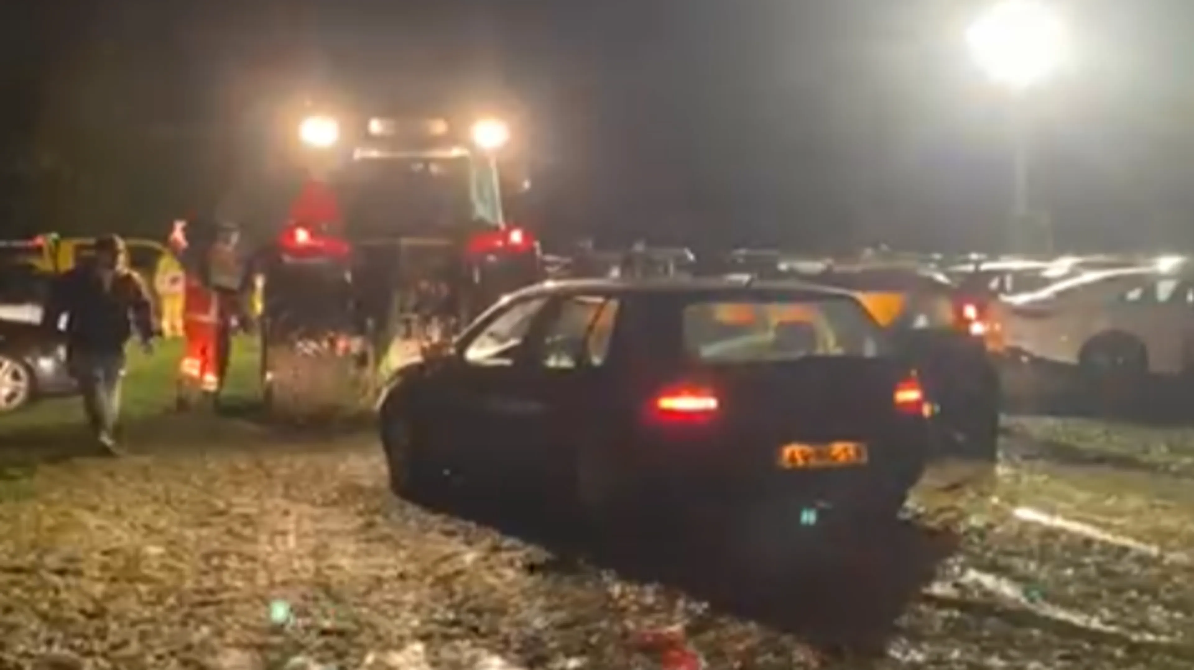 Bezoekers kunnen niet weg na Walibi Fright Night, talloze auto's vast in modder
