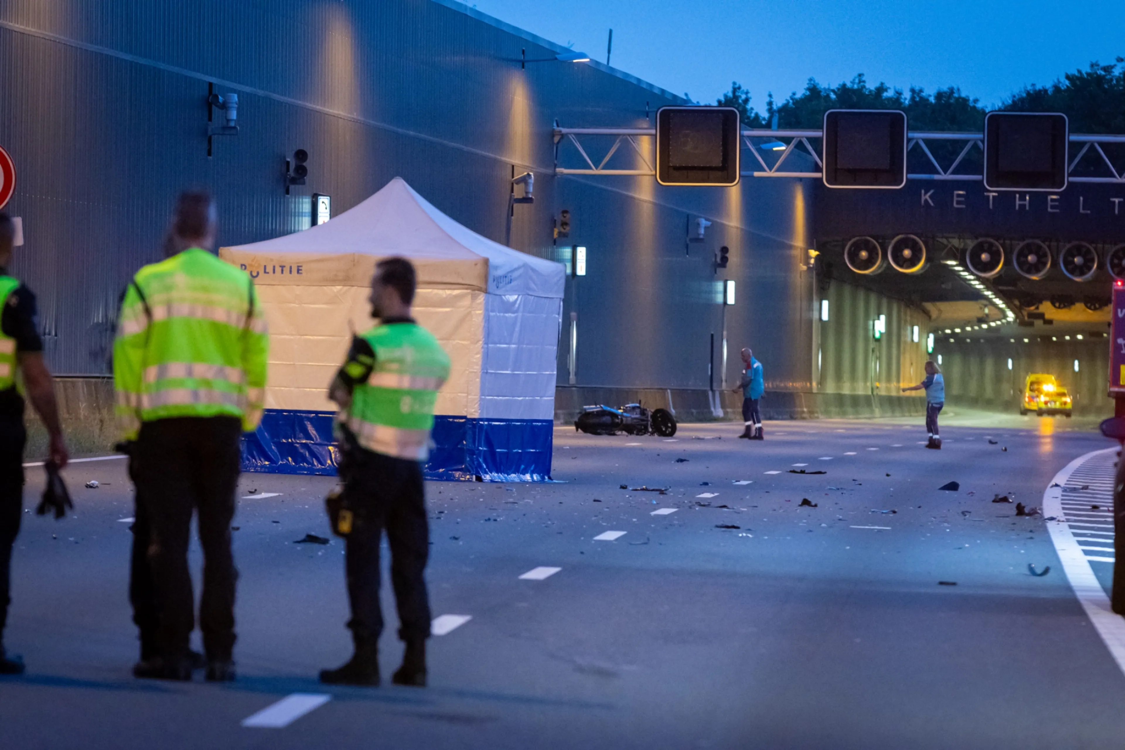 Motorrijder (45) overleden na botsing met vrachtwagen op A4 bij Schiedam