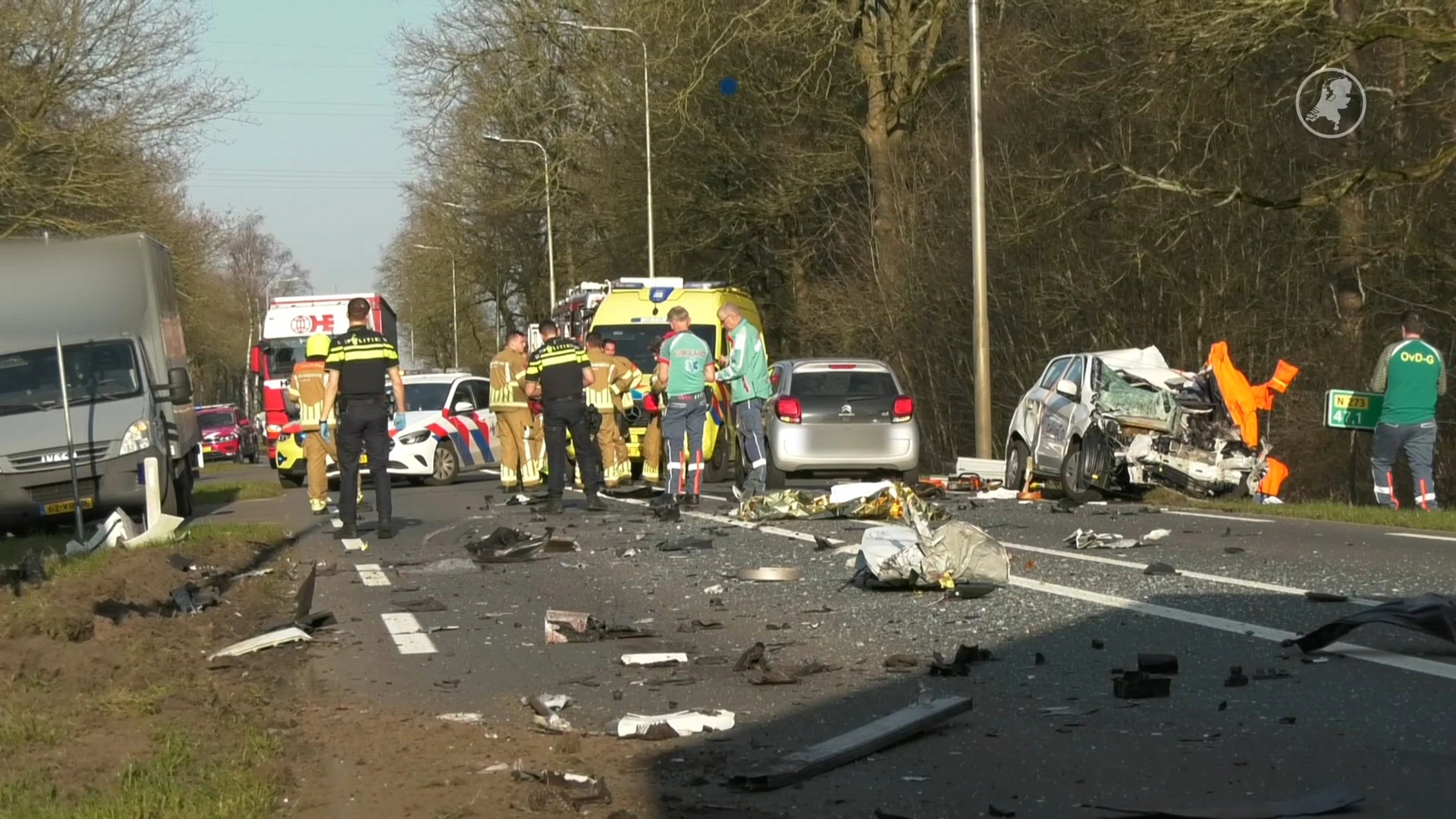 Automobilist (37) overleden na botsing met vrachtauto op N273 in Limburg 